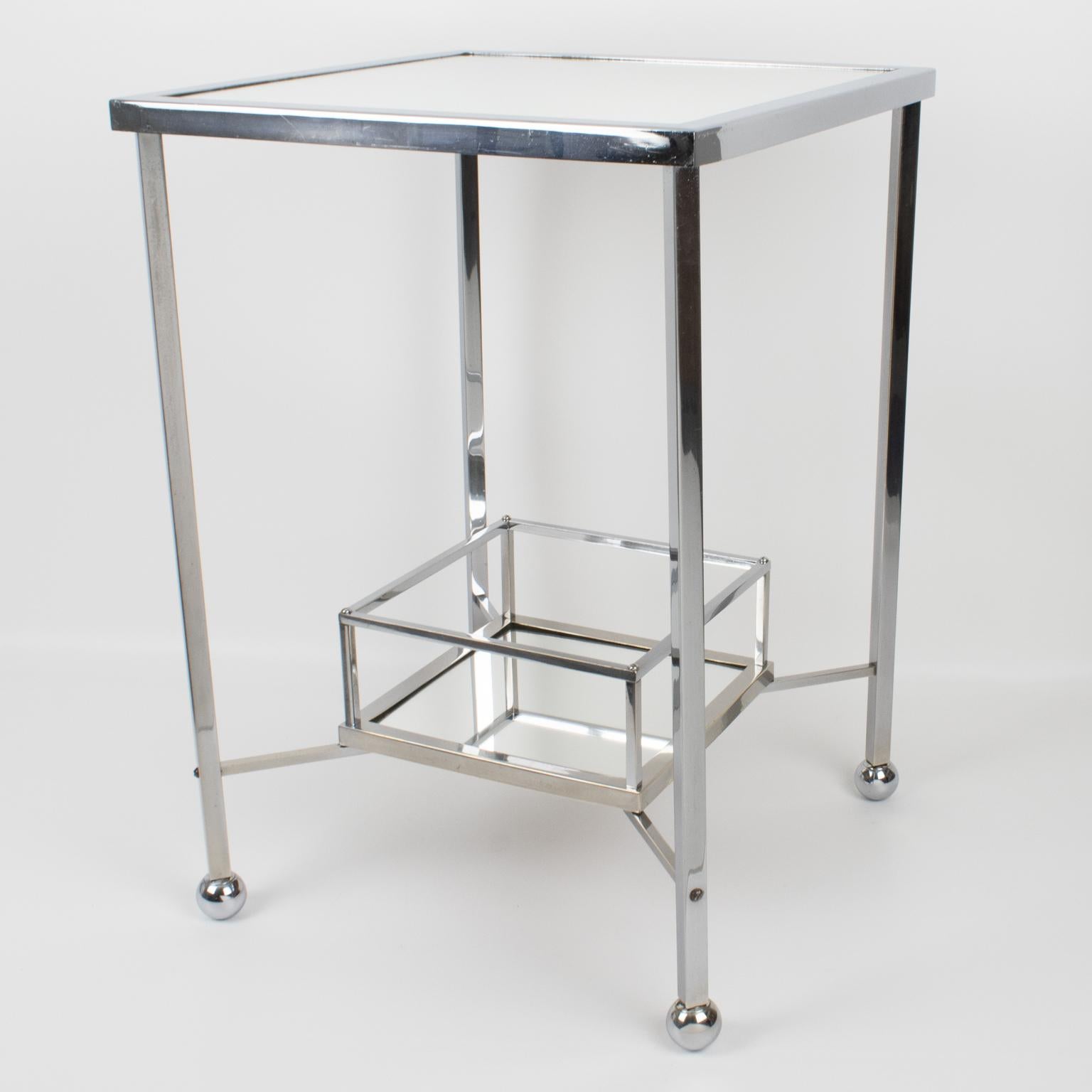 Jacques Adnet (1901 - 1984) a conçu ce superbe bar ou table d'appoint Art déco dans les années 1930. Le design minimaliste chic arbore une forme carrée avec un plateau de table en verre miroir et un plateau à bouteilles sur le fond. La table est en