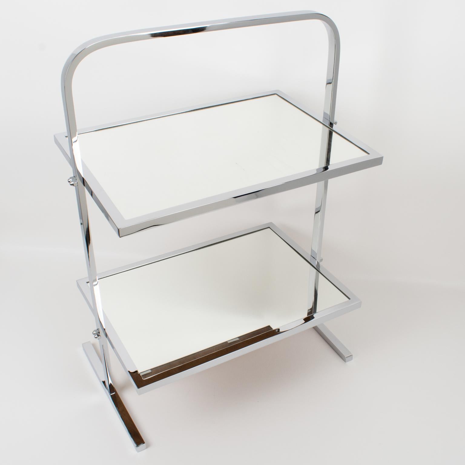 Jacques Adnet (1901 - 1984) a conçu cette rare table basse ou table d'appoint Art déco dans les années 1930. Le design minimaliste chic présente une forme rectangulaire à deux plateaux avec une haute poignée géométrique. La table est en métal chromé
