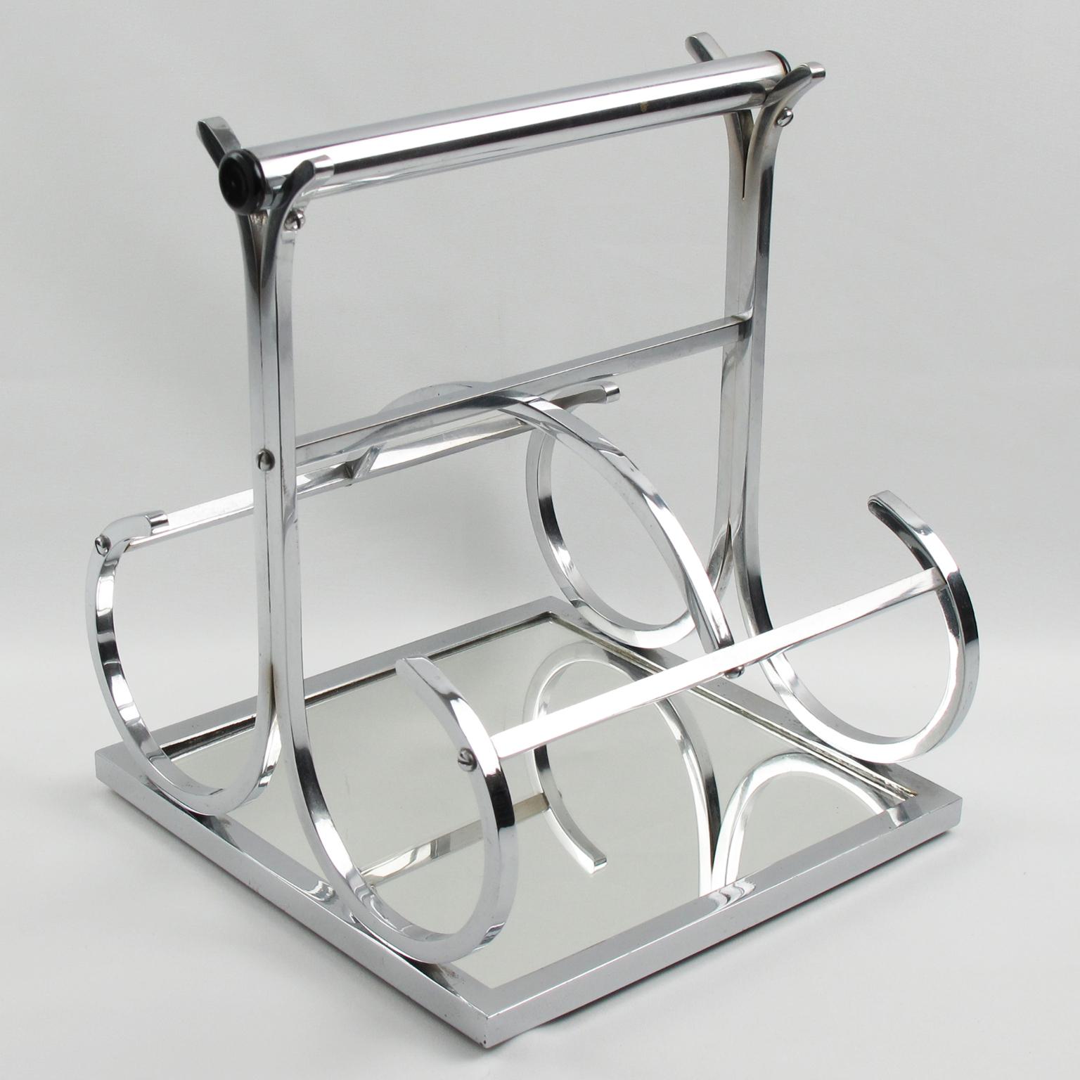 El diseñador francés Jacques Adnet (1901 - 1984) diseñó este elegante portabotellas o soporte de vino modernista Art Déco. La pieza se fabricó en Francia hacia 1930. La pieza de bar cuenta con una forma geométrica escultural aerodinámica con metal