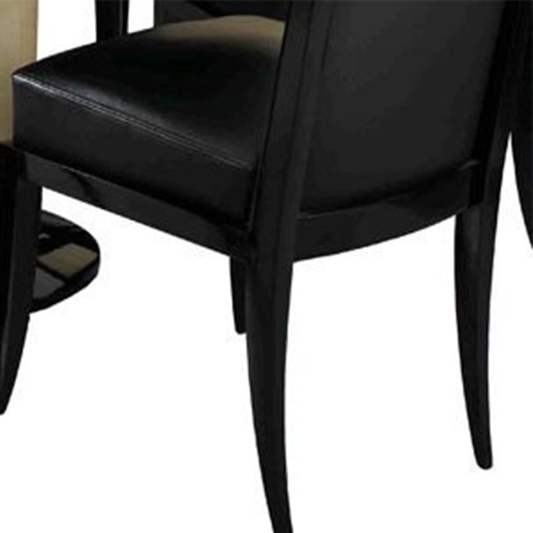 Table de salle à manger Jacques Adnet en parchemin laqué noir et métal chromé avec six chaises. Table avec plateau en verre noir, chaises rembourrées en cuir noir. Le diamètre de la base est de 18,5