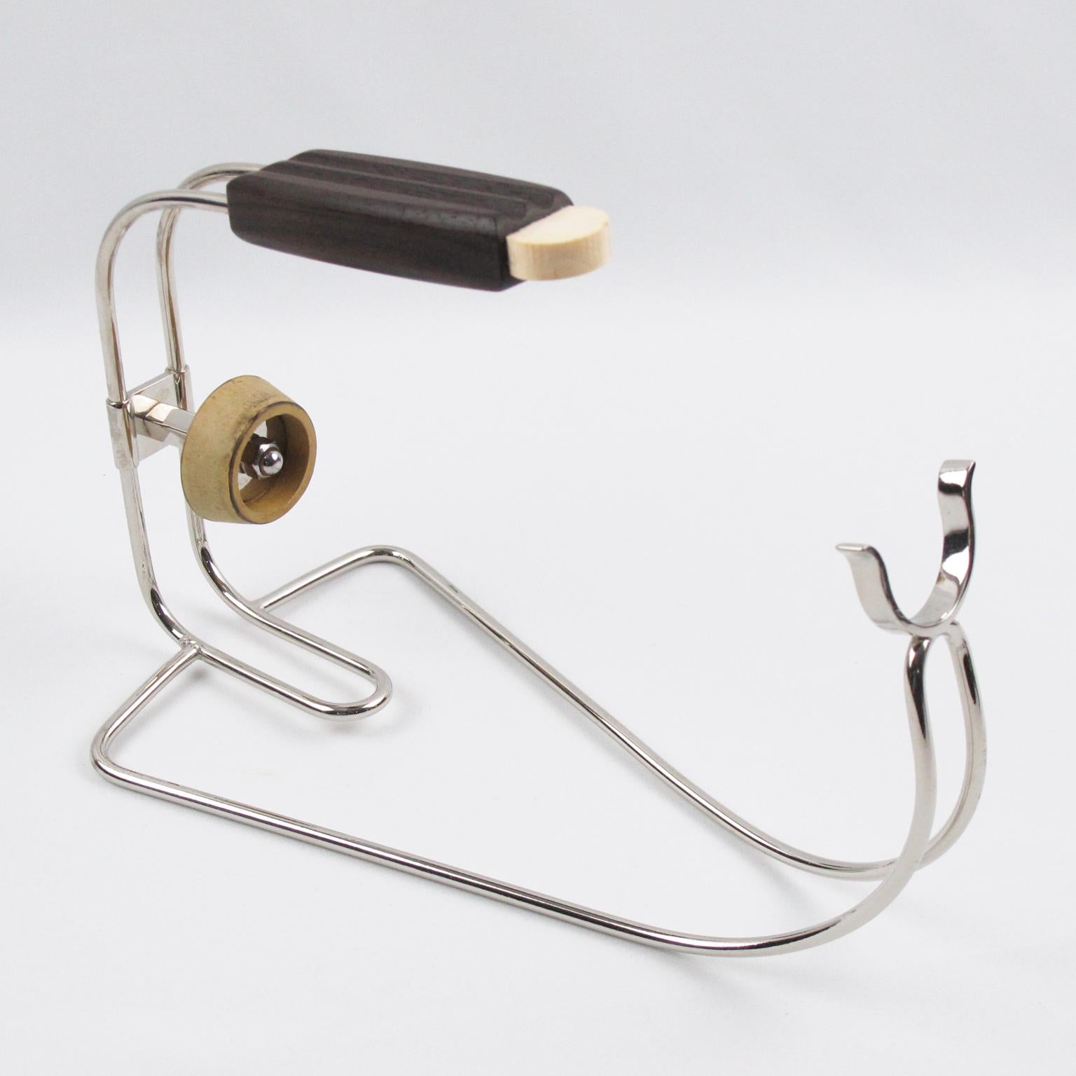 Jacques Adnet (1901-1984) entwarf diesen schönen verchromten Flaschenhalter aus Metall im französischen Art Déco-Stil, der auch als Weinausgießer oder Serviergerät verwendet werden kann. Das Stück hat eine stromlinienförmige Form mit einem großen