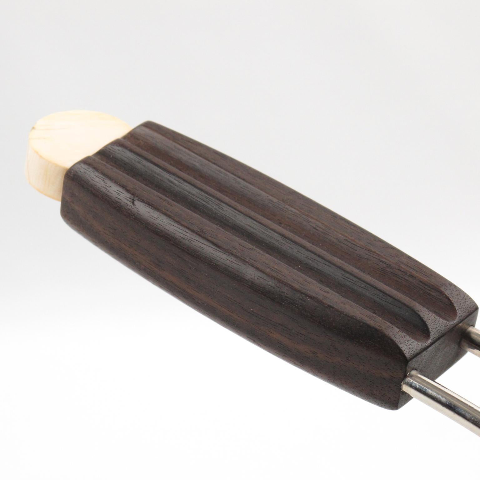 Jacques Adnet Art Deco Makassar Holz und Metall Flaschenhalter Weinausgießer Server (Mitte des 20. Jahrhunderts) im Angebot