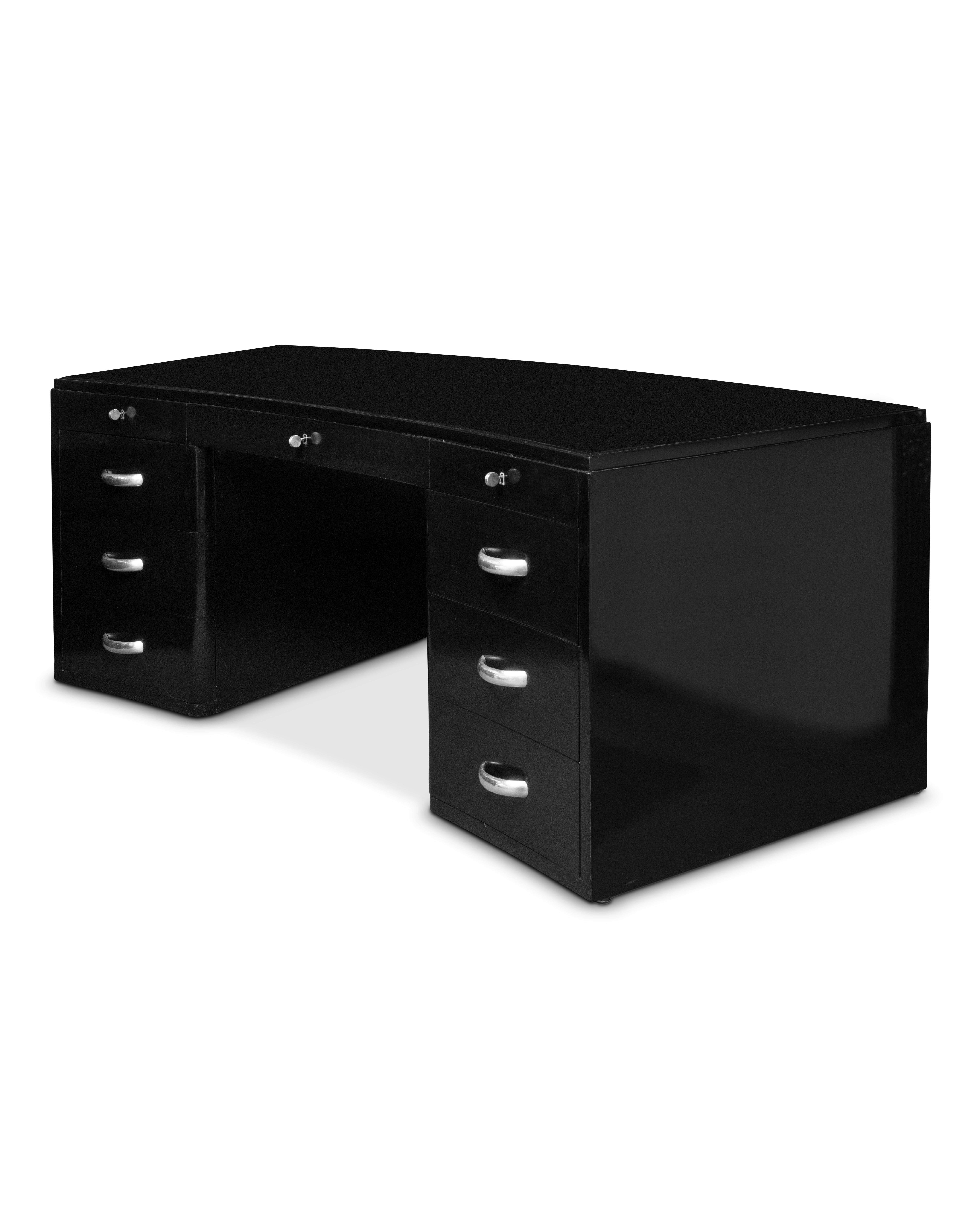 Excepcional escritorio Art Déco semicircular de Jacques Adnet.

De madera lacada en negro, con tablero de corte redondeado y tablero opalino negro. Descansa sobre dos armarios con frentes curvos, cada uno de los cuales contiene 4 cajones, dispuestos