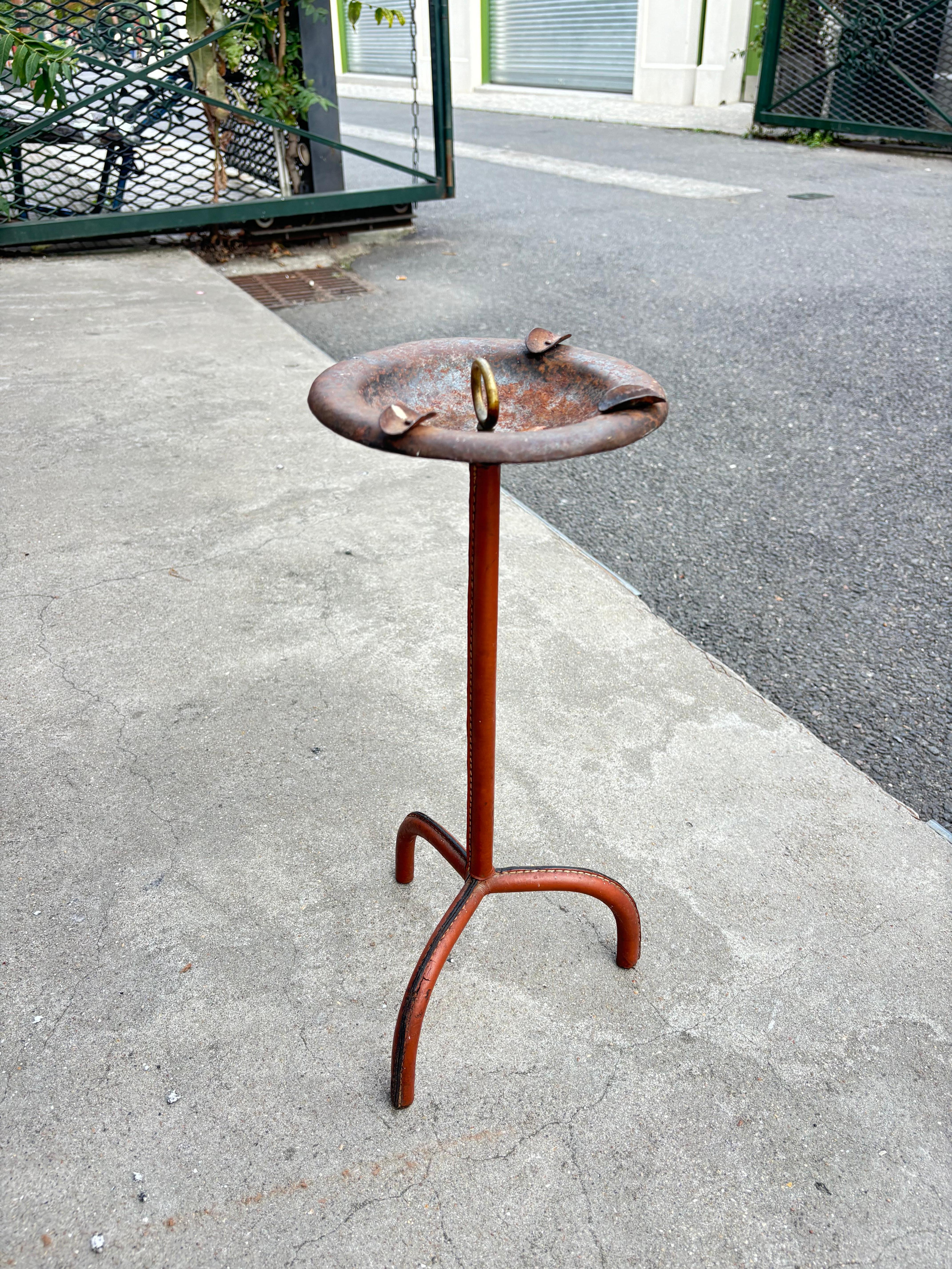 Jolie cendrier en cuir fauve par Jacques Adnet. 