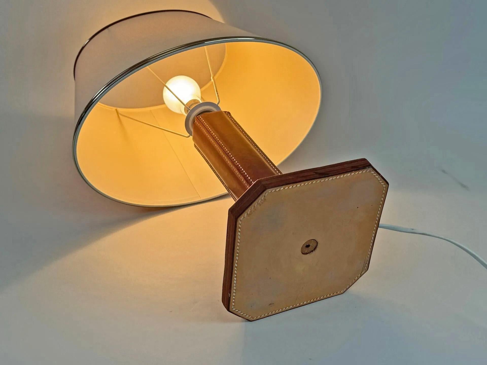 Jacques Adnet (atribuido a )  Lámpara de mesa de cuero, Francia, 1940.