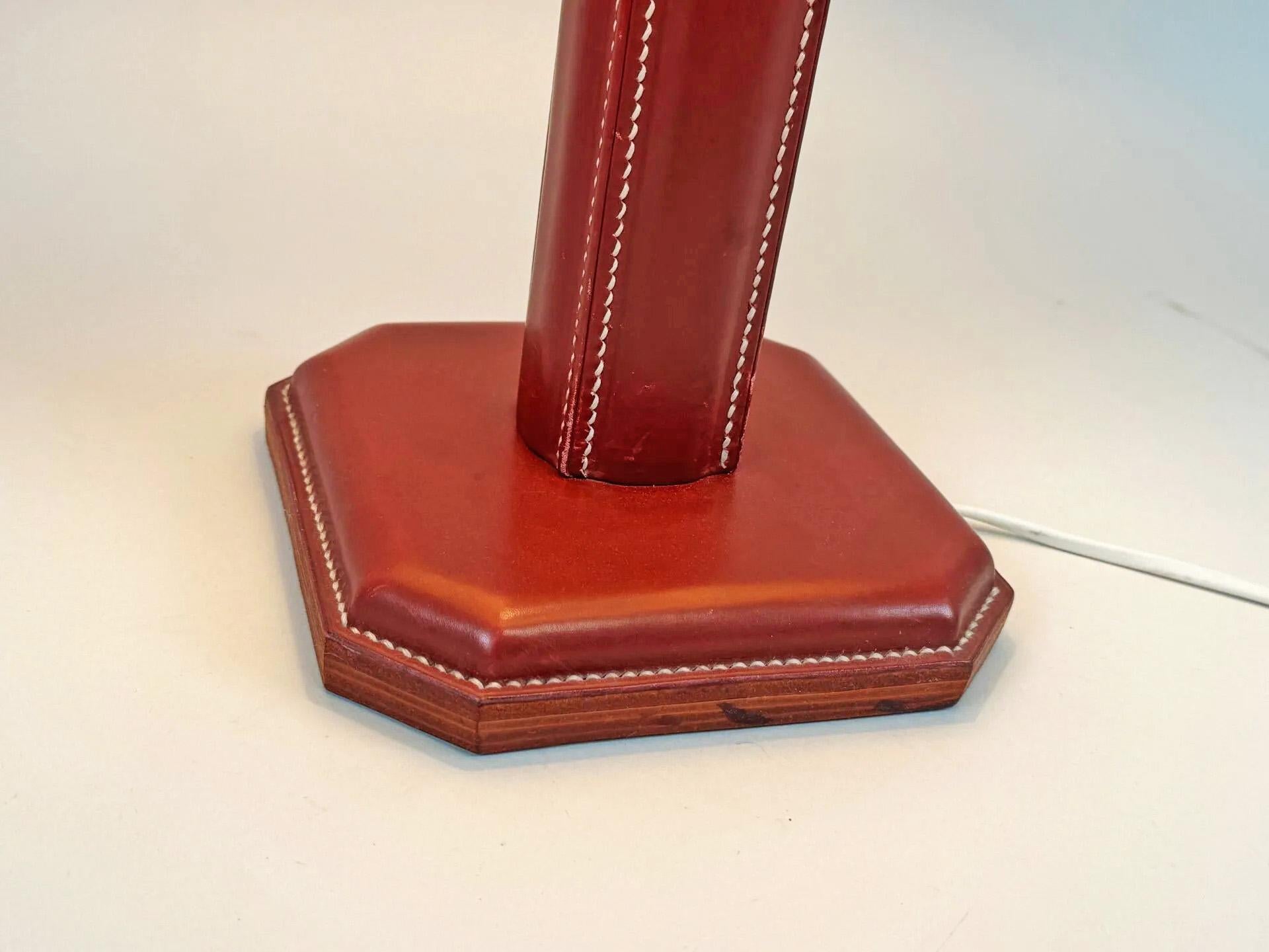 Jacques Adnet (atribuido a) Lámpara de mesa de cuero, Francia, 1940 Francés en venta