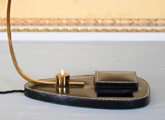 Jacques Adnet, attribué — Lampe de bureau française en cuir cousu et laiton, vers 1950