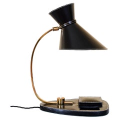 Jacques Adnet, attribué — Lampe de bureau française en cuir cousu et laiton, vers 1950