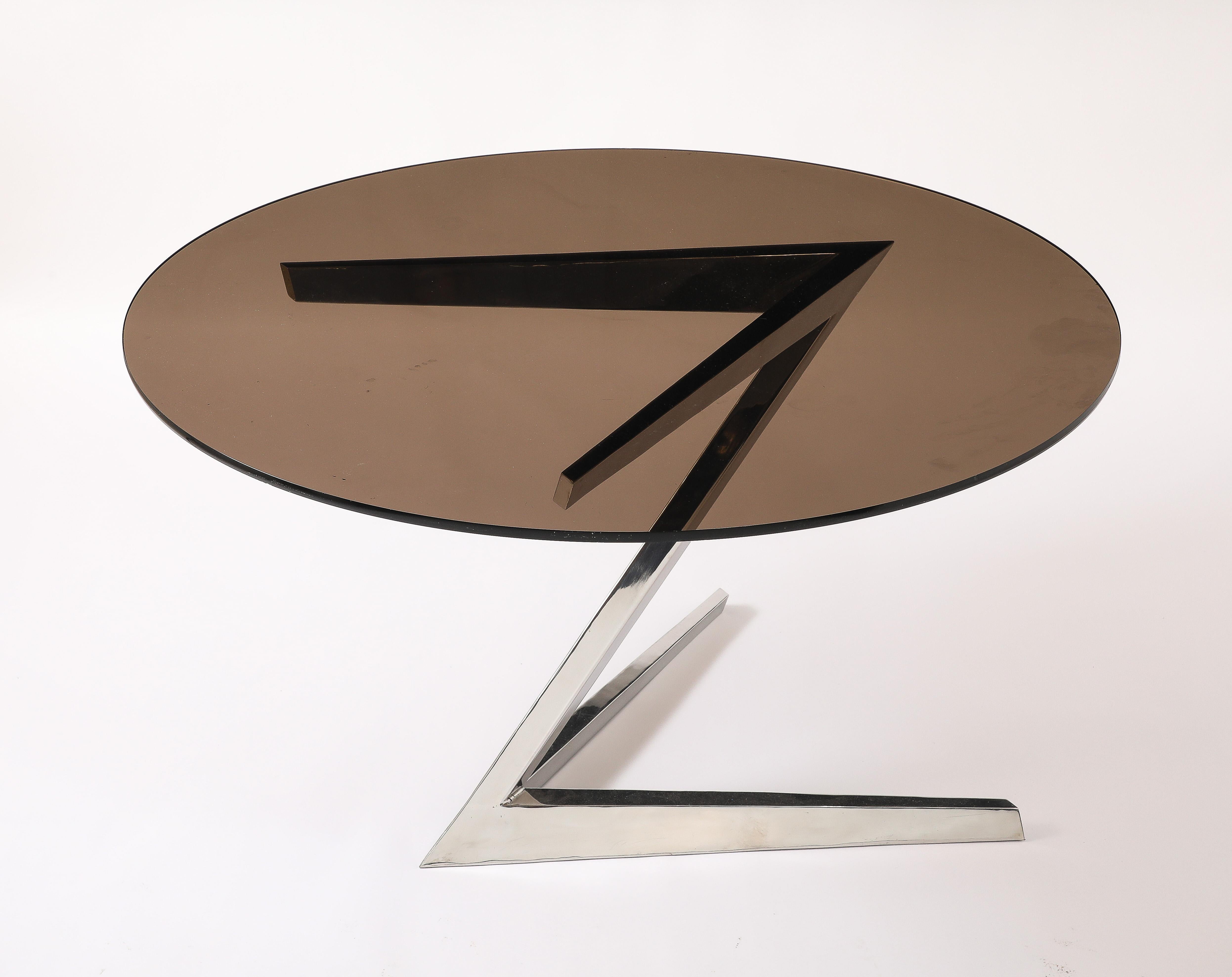 Fantástica mesa con pedestal de acero soldado y cromado, de diseño impactante desde todos los ángulos. Parece ser de la misma serie que nuestras sillas Adnet, que comparten el diseño de la base. Tenemos dos de estas bases, esto ofrece la posibilidad