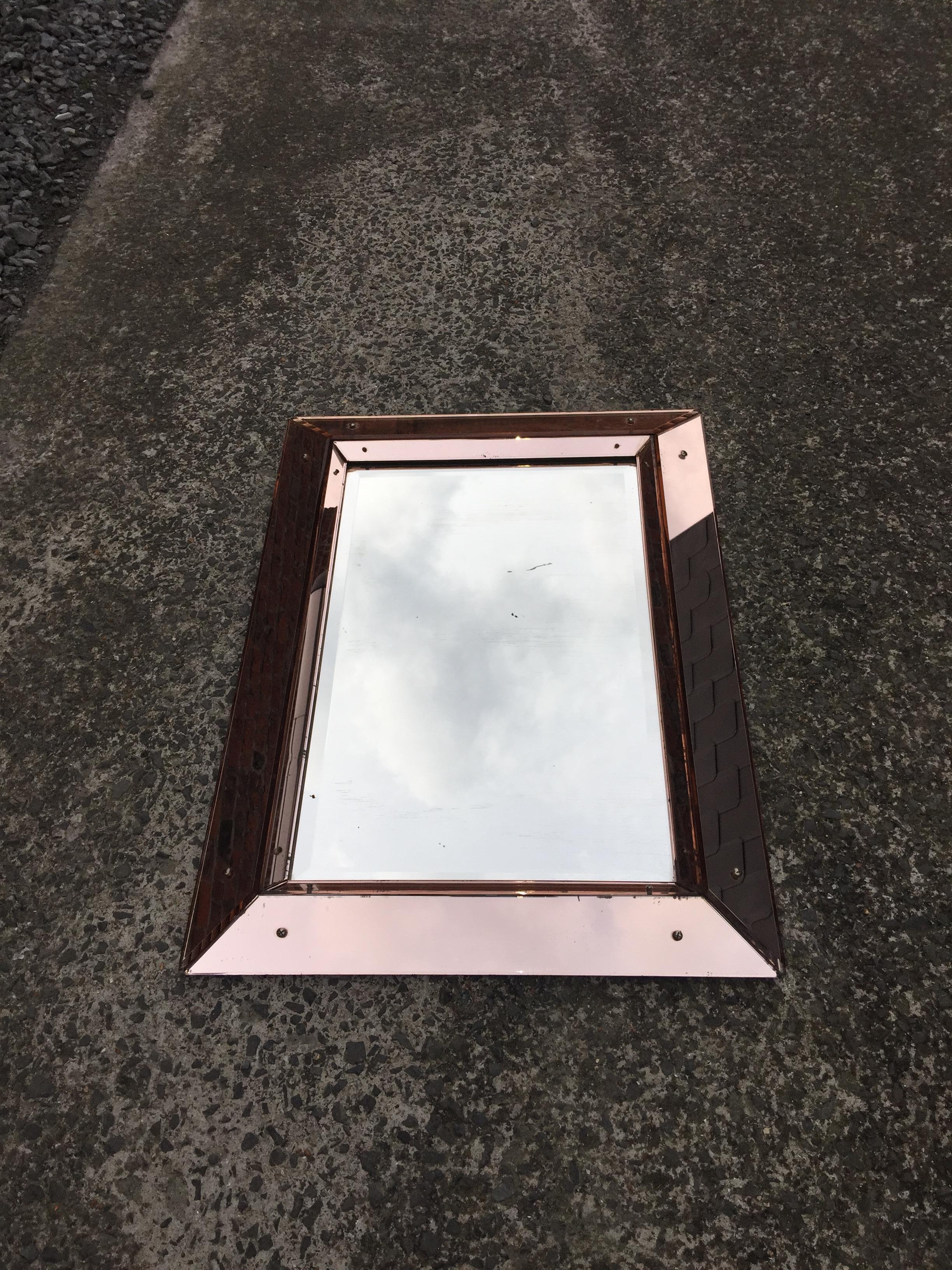 Jacques Adnet (attribué à) Miroir Art déco en verre rose et miroir, vers 1940
bon état général, petite usure mais pas de fissures, pas de cassure
les photos étant prises à l'extérieur il y a malheureusement des reflets (nuages, briques)