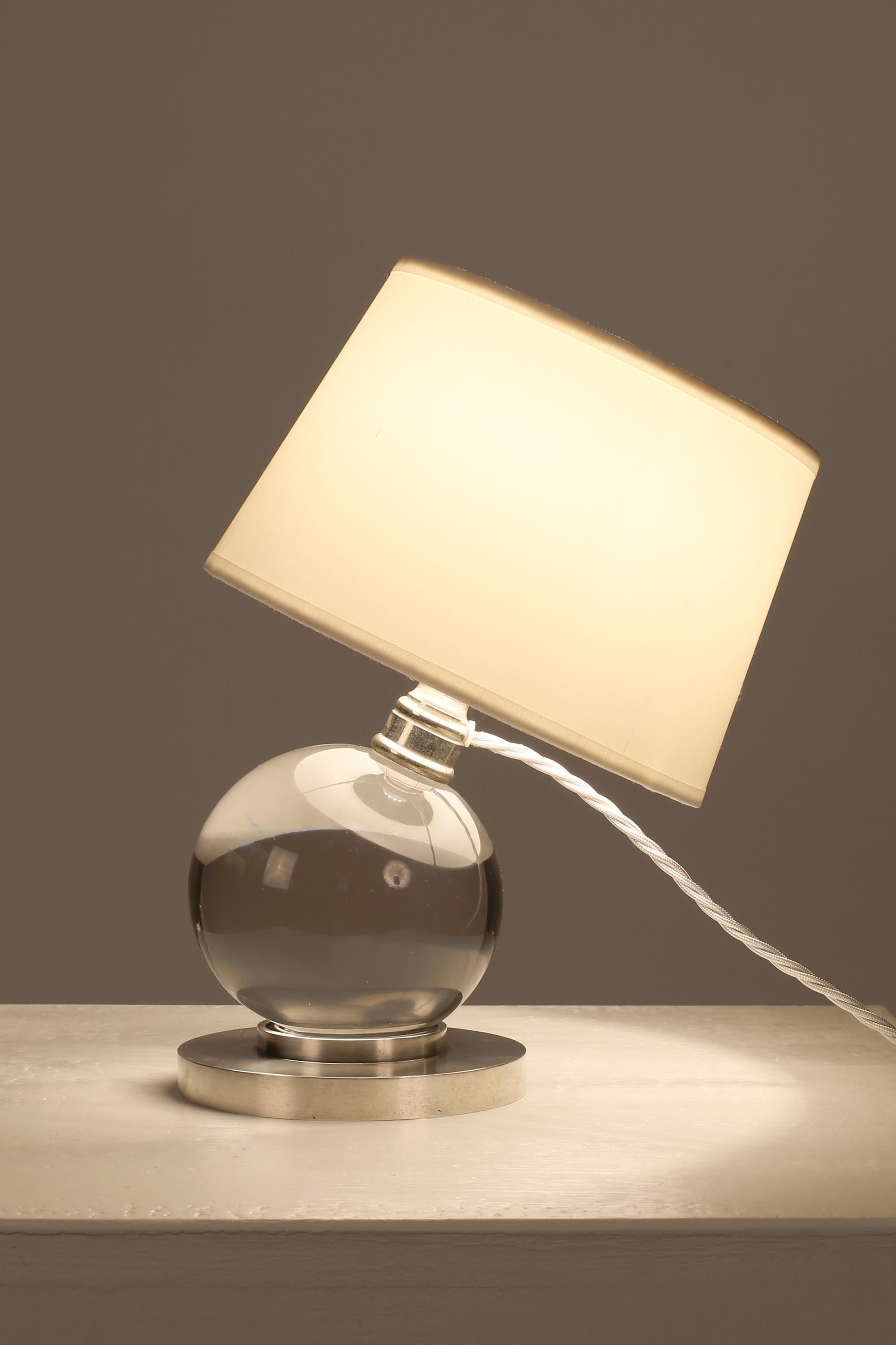 Eine ikonische Boule-Lampe aus Kristall Modell 7706 von Jacques Adnet (1900-1984) für Baccarat. Der versilberte Sockel aus Bronzeguss, der das Original ersetzt, ist mit einer konkaven 