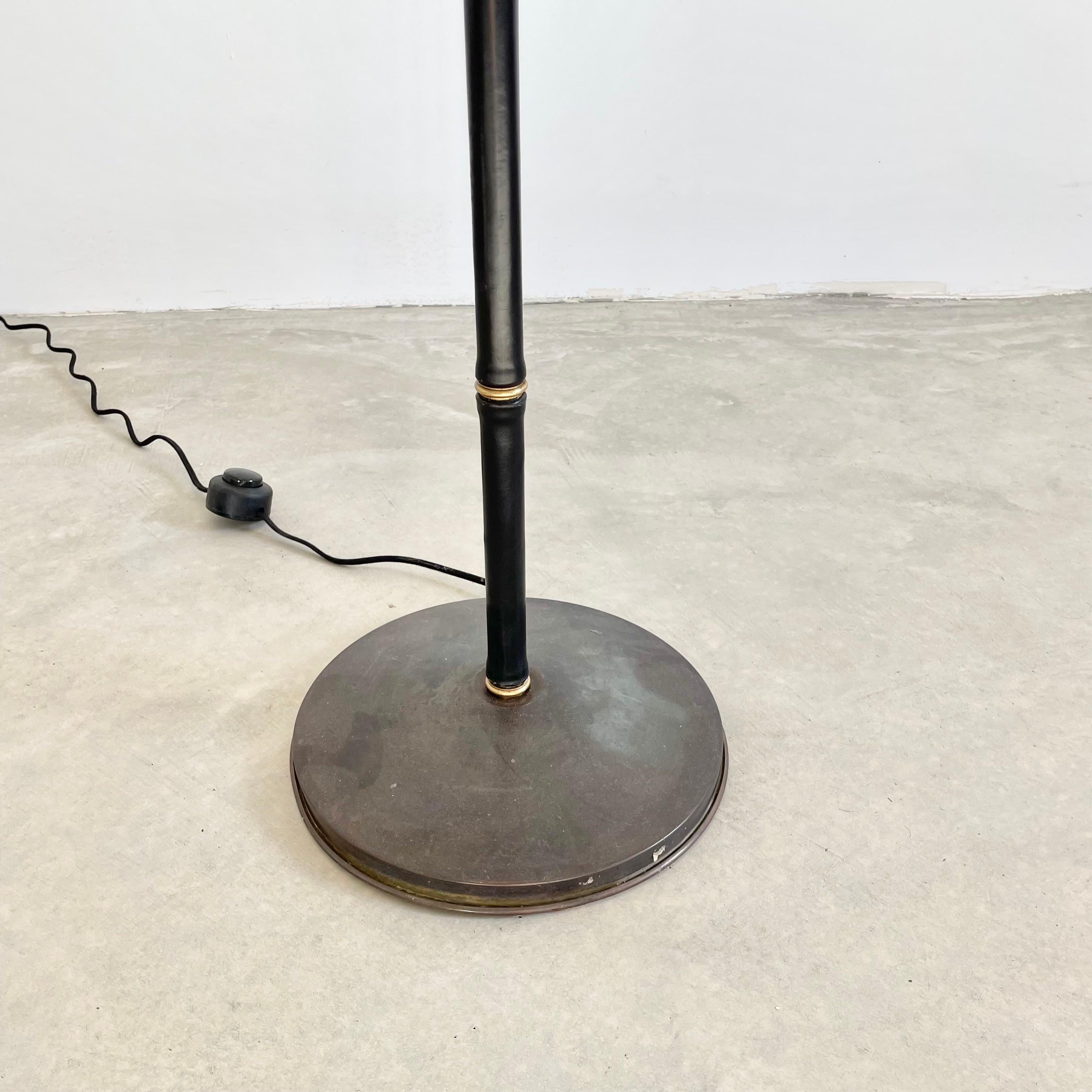 Milieu du XXe siècle Lampadaire Jacques Adnet en cuir noir et laiton, France, années 1950 en vente