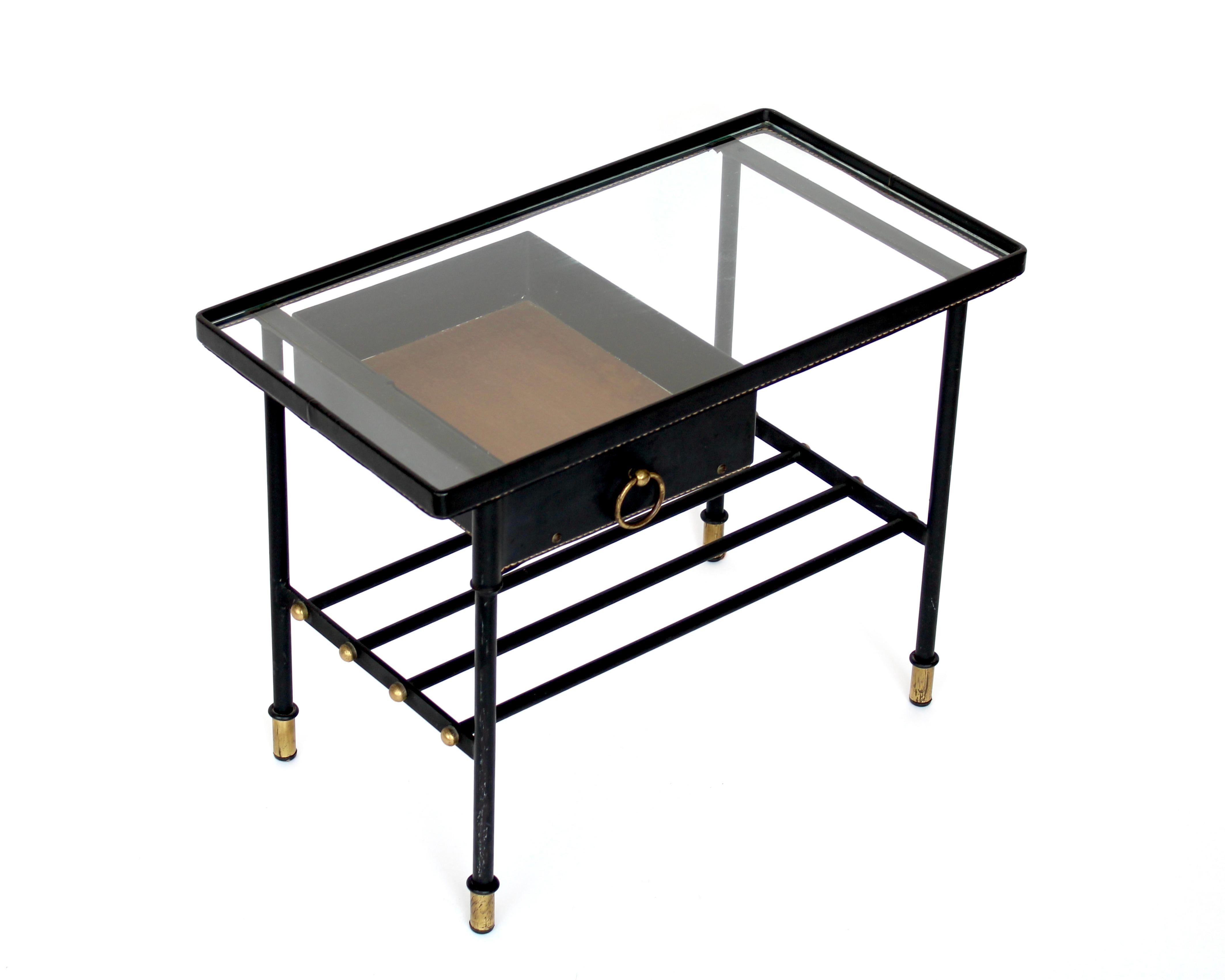 Jacques Adnet Mesa auxiliar o mesilla de noche de cuero negro y cristal Francia c1950 en venta 2