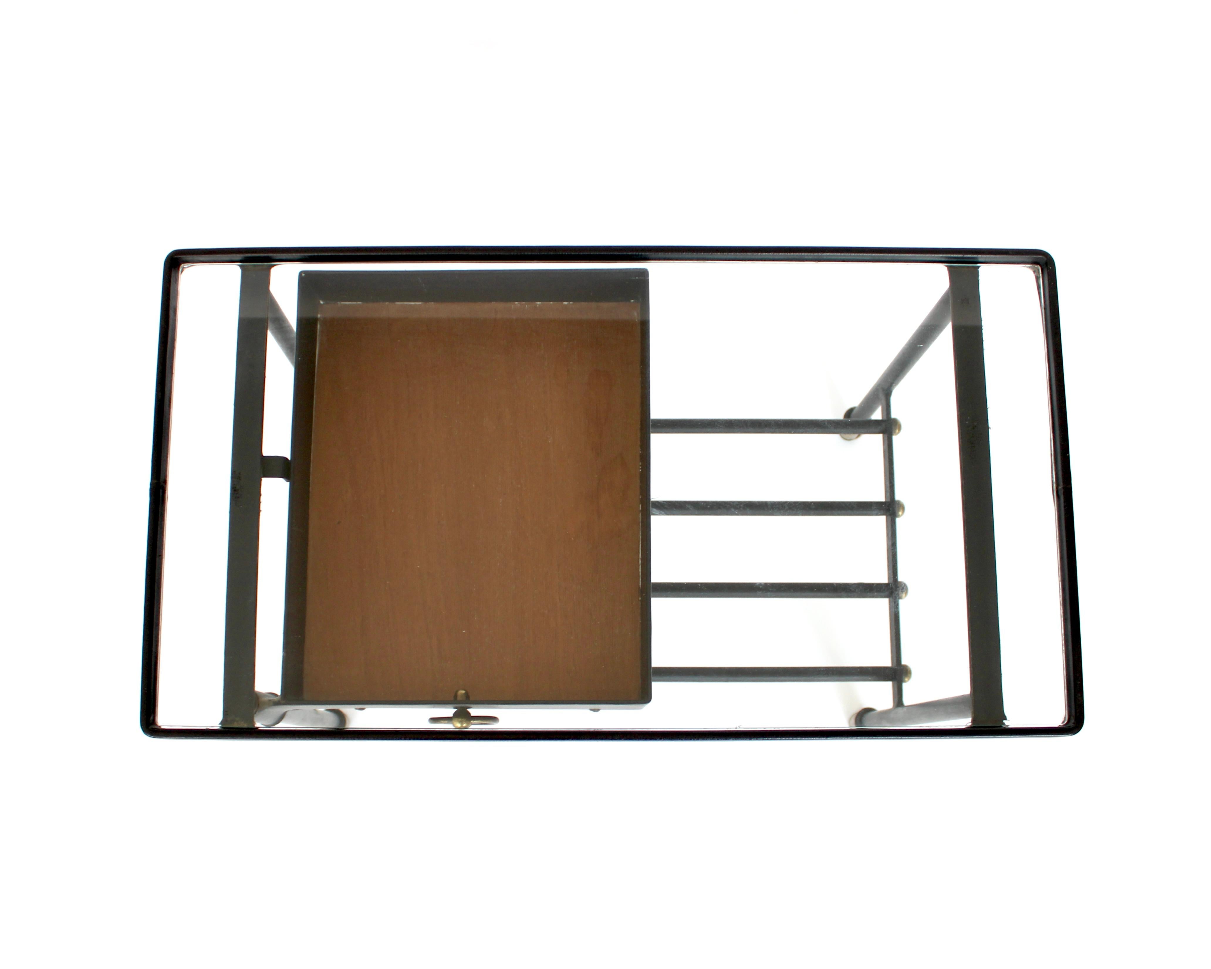 Jacques Adnet Mesa auxiliar o mesilla de noche de cuero negro y cristal Francia c1950 en venta 3