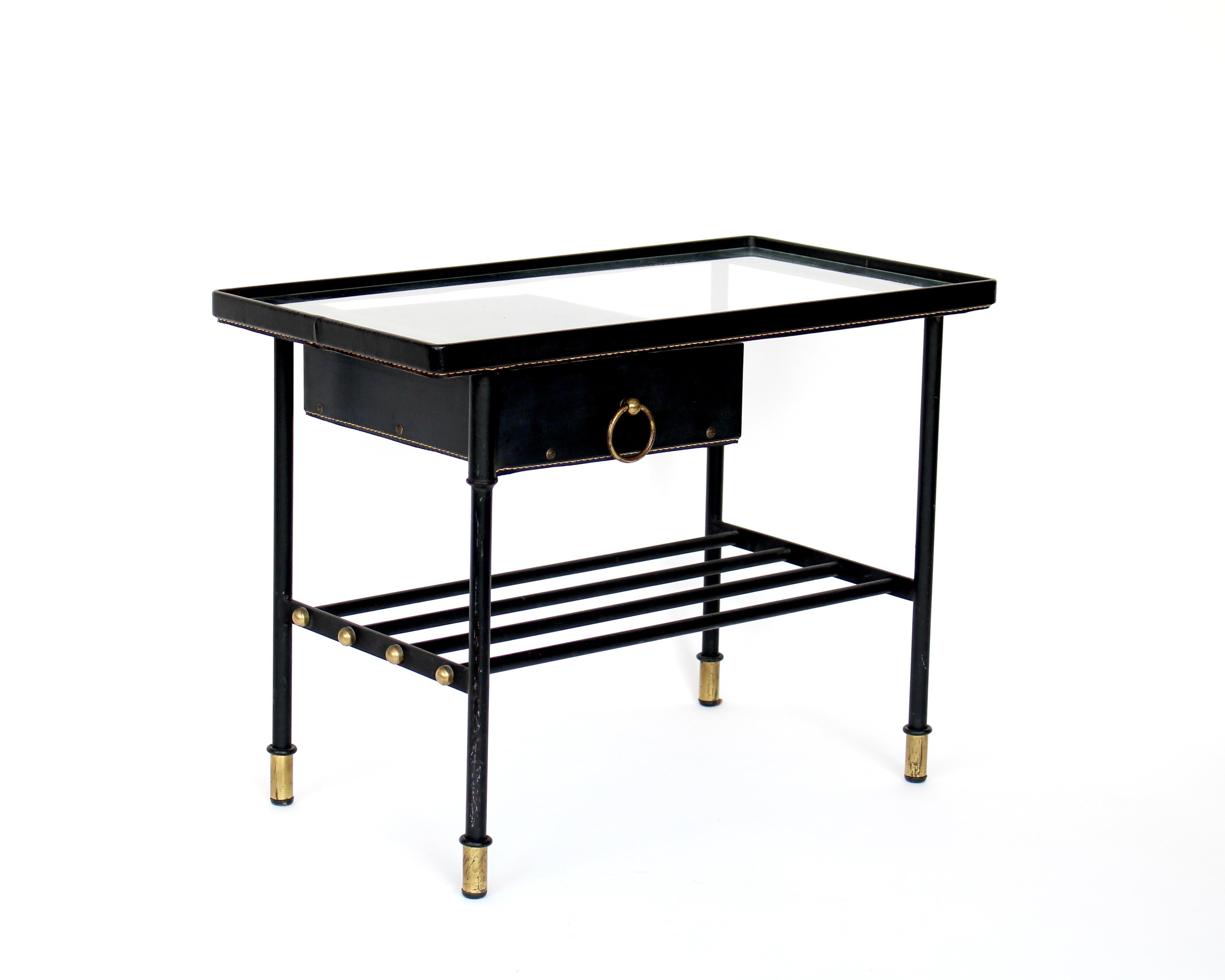 Jacques Adnet Mesa auxiliar o mesilla de noche de cuero negro y cristal Francia c1950 en venta 4