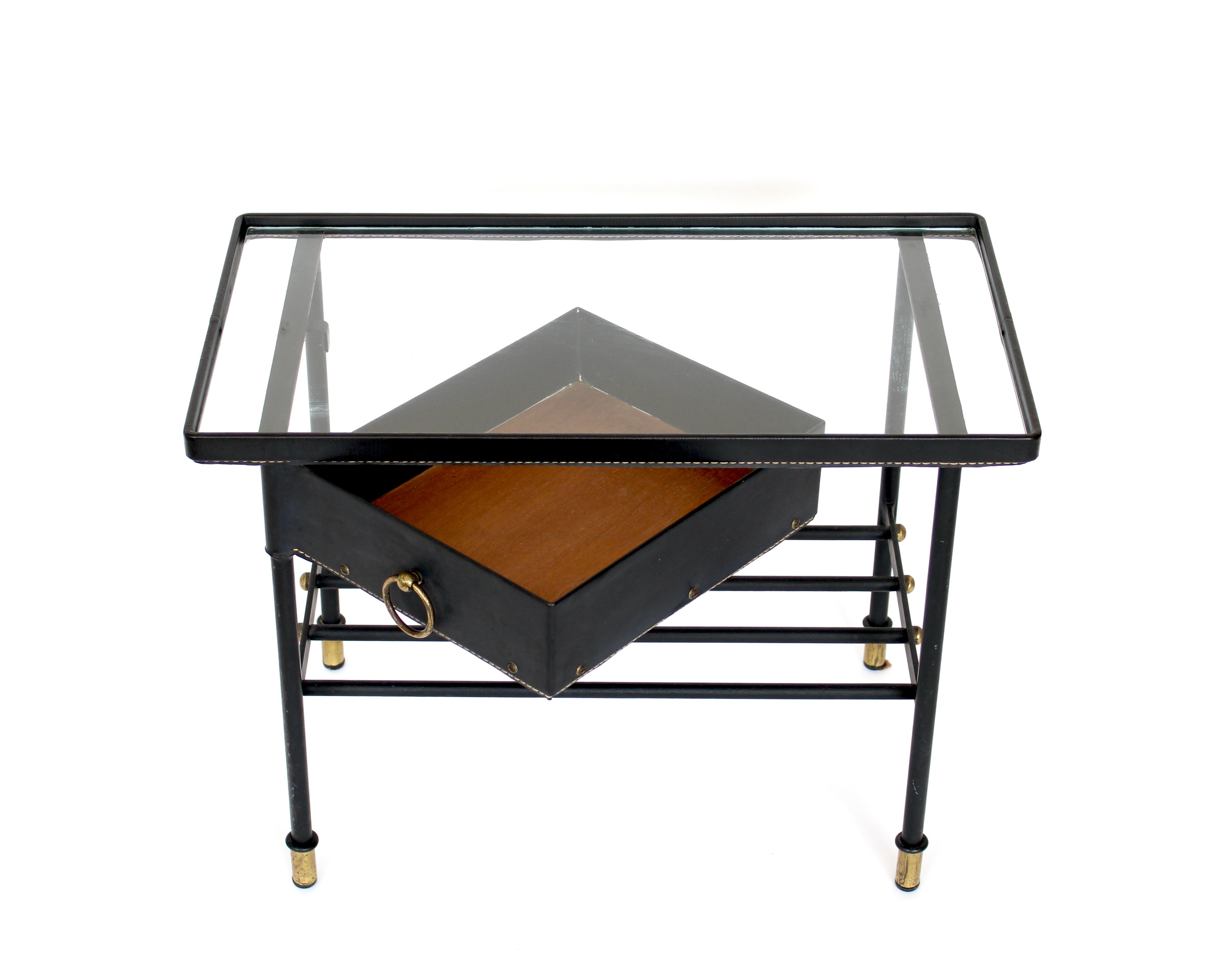 Jacques Adnet Mesa auxiliar o mesilla de noche de cuero negro y cristal Francia c1950 en venta 5