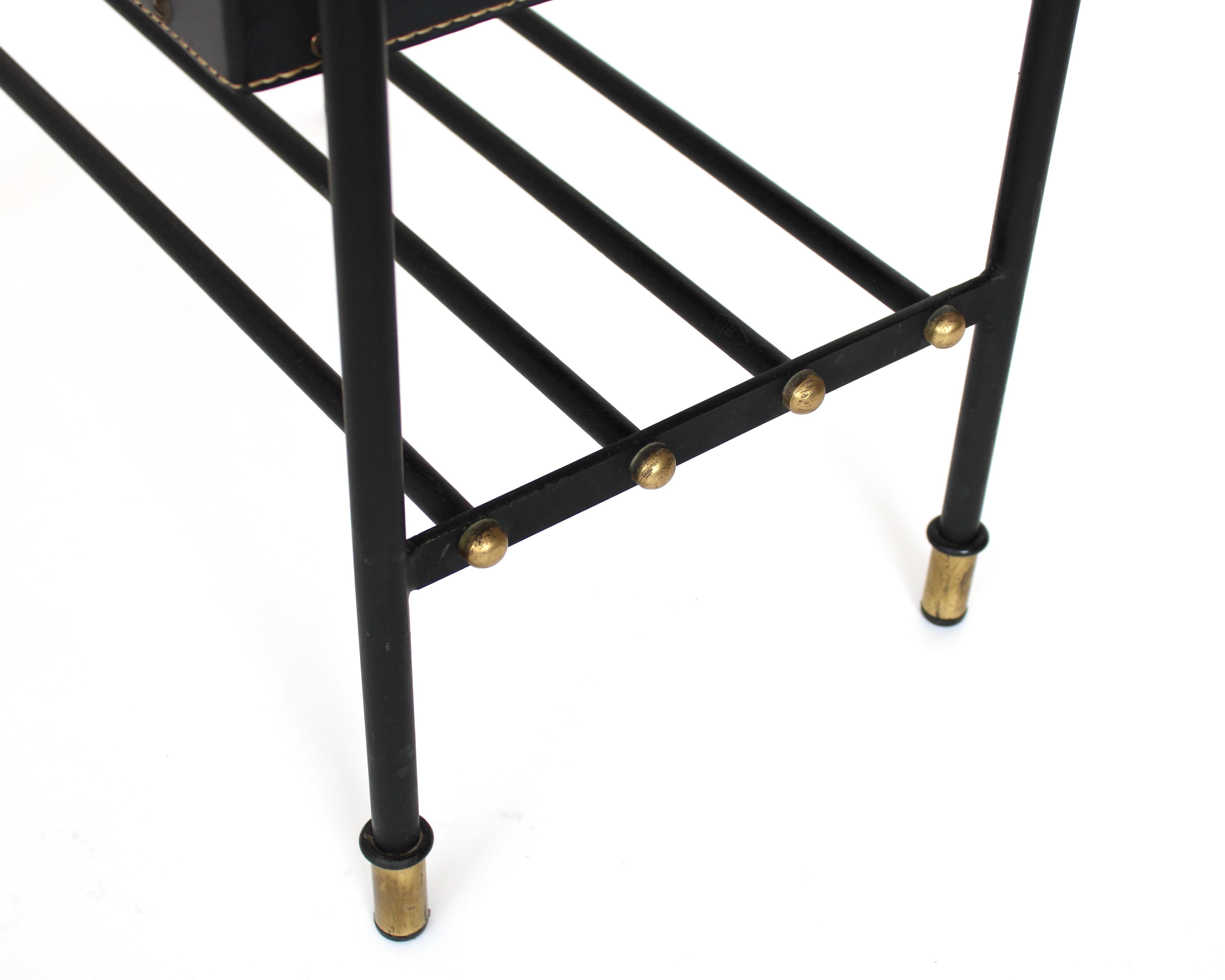 Jacques Adnet Mesa auxiliar o mesilla de noche de cuero negro y cristal Francia c1950 en venta 7