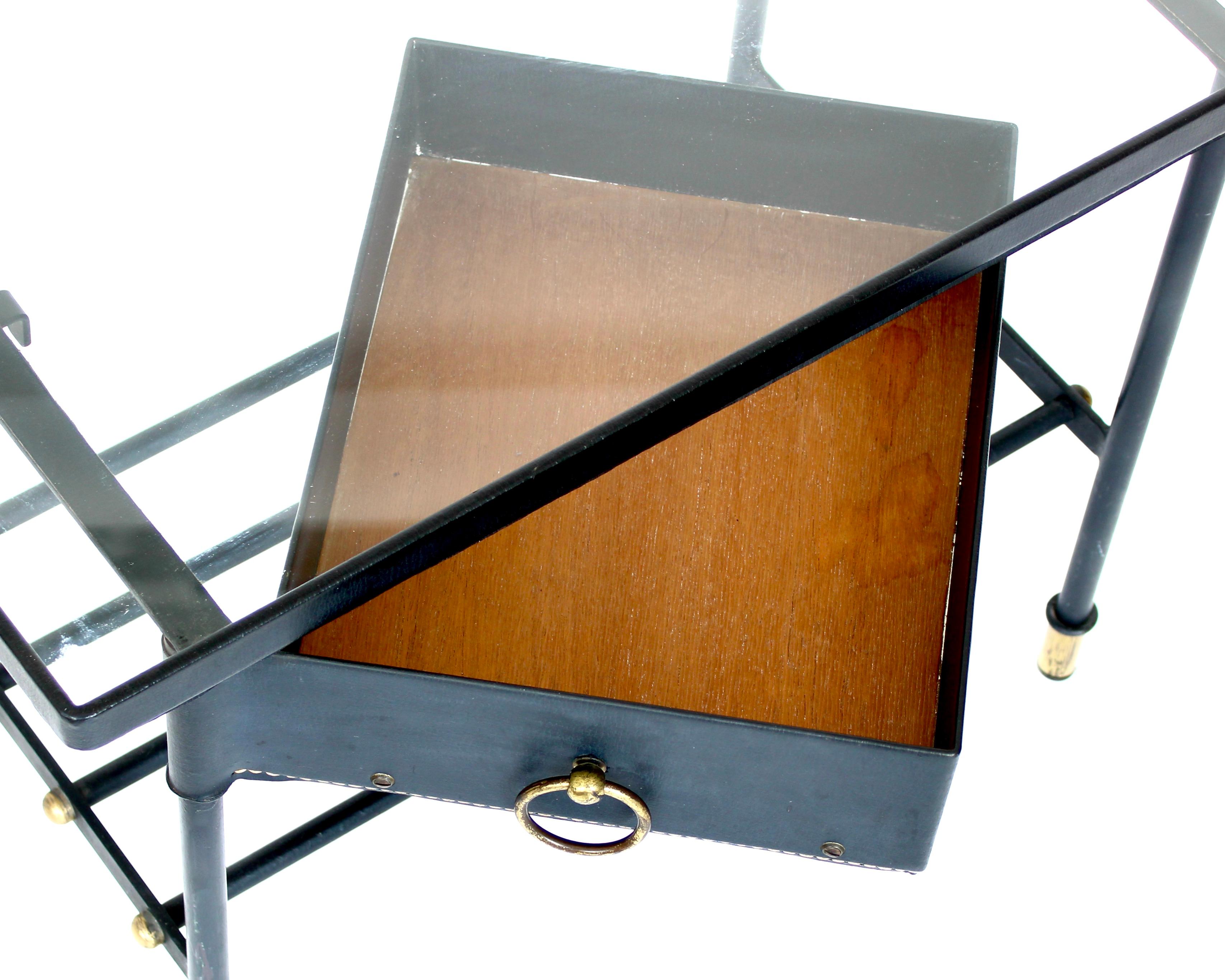 Jacques Adnet Mesa auxiliar o mesilla de noche de cuero negro y cristal Francia c1950 en venta 9