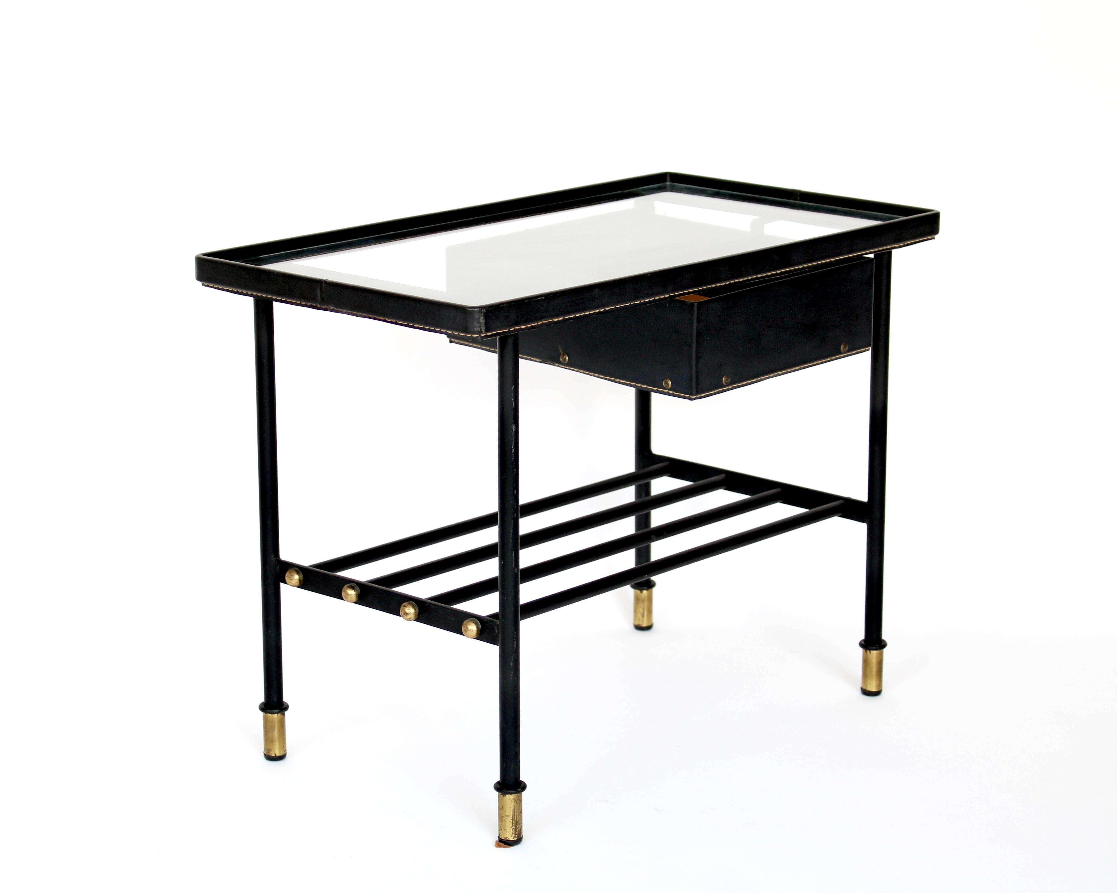 Jacques Adnet Mesa auxiliar o mesilla de noche de cuero negro y cristal Francia c1950 Moderno de mediados de siglo en venta