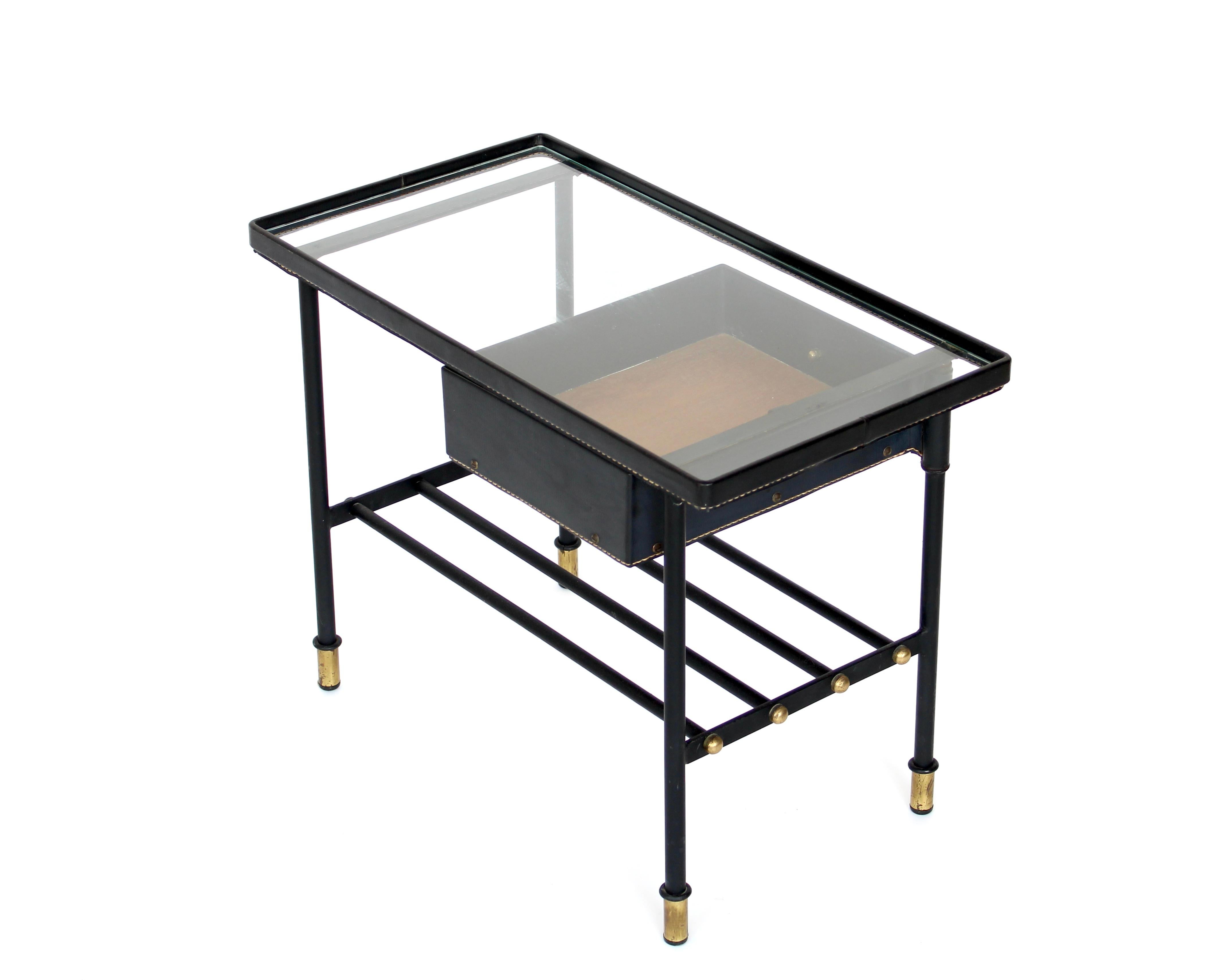Jacques Adnet Mesa auxiliar o mesilla de noche de cuero negro y cristal Francia c1950 Francés en venta