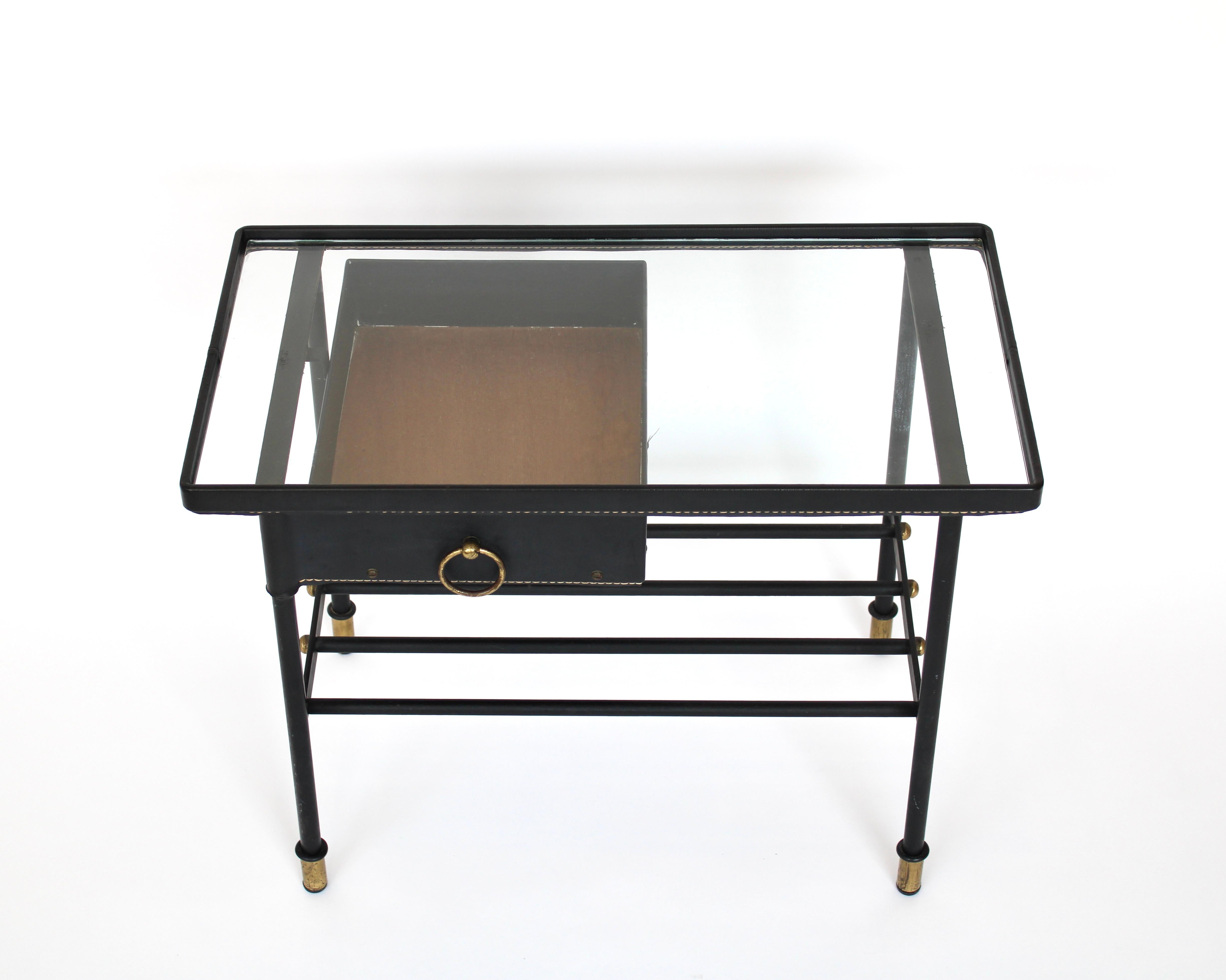 Jacques Adnet Mesa auxiliar o mesilla de noche de cuero negro y cristal Francia c1950 en Bueno estado para la venta en Chicago, IL