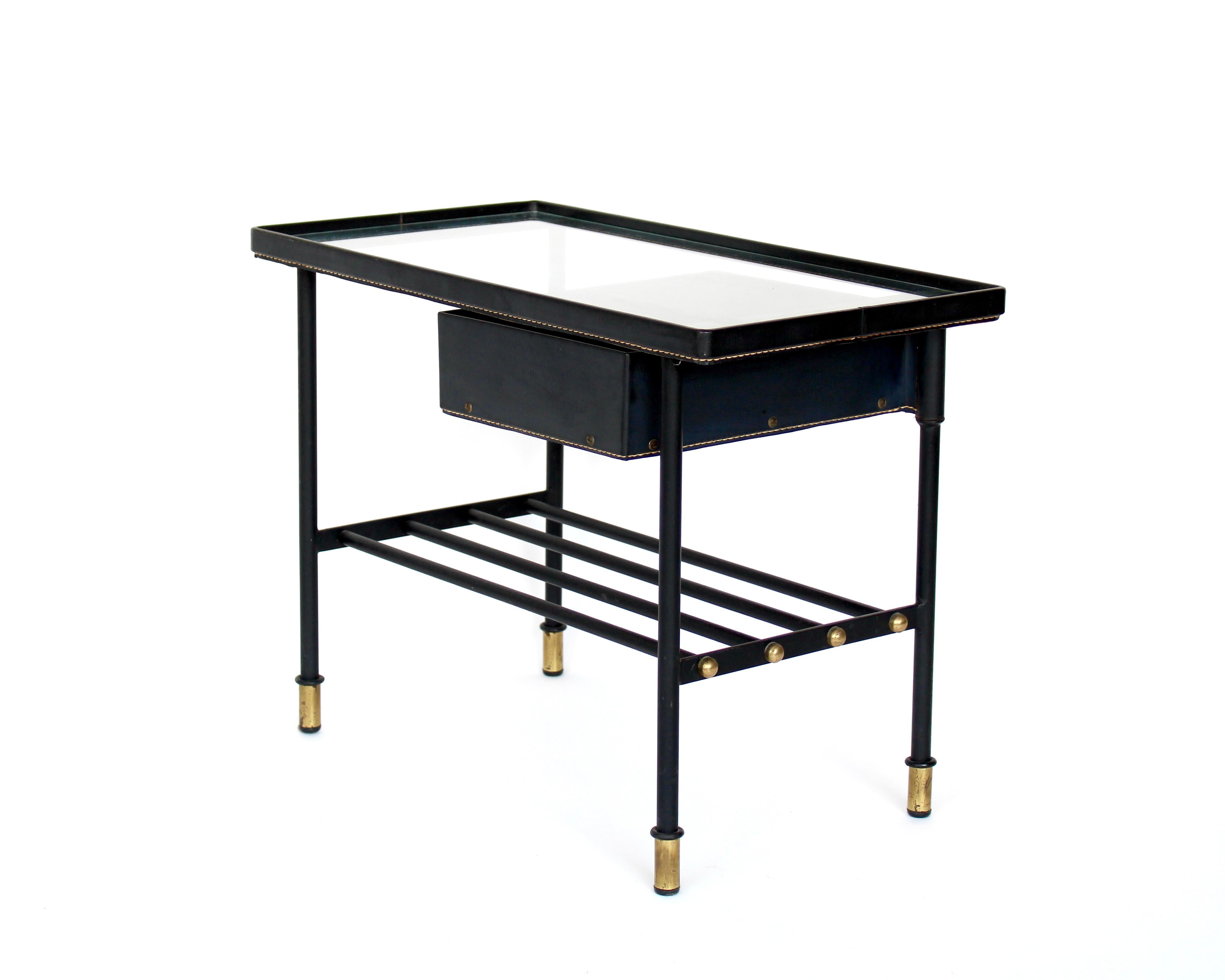 Jacques Adnet Mesa auxiliar o mesilla de noche de cuero negro y cristal Francia c1950 mediados del siglo XX en venta
