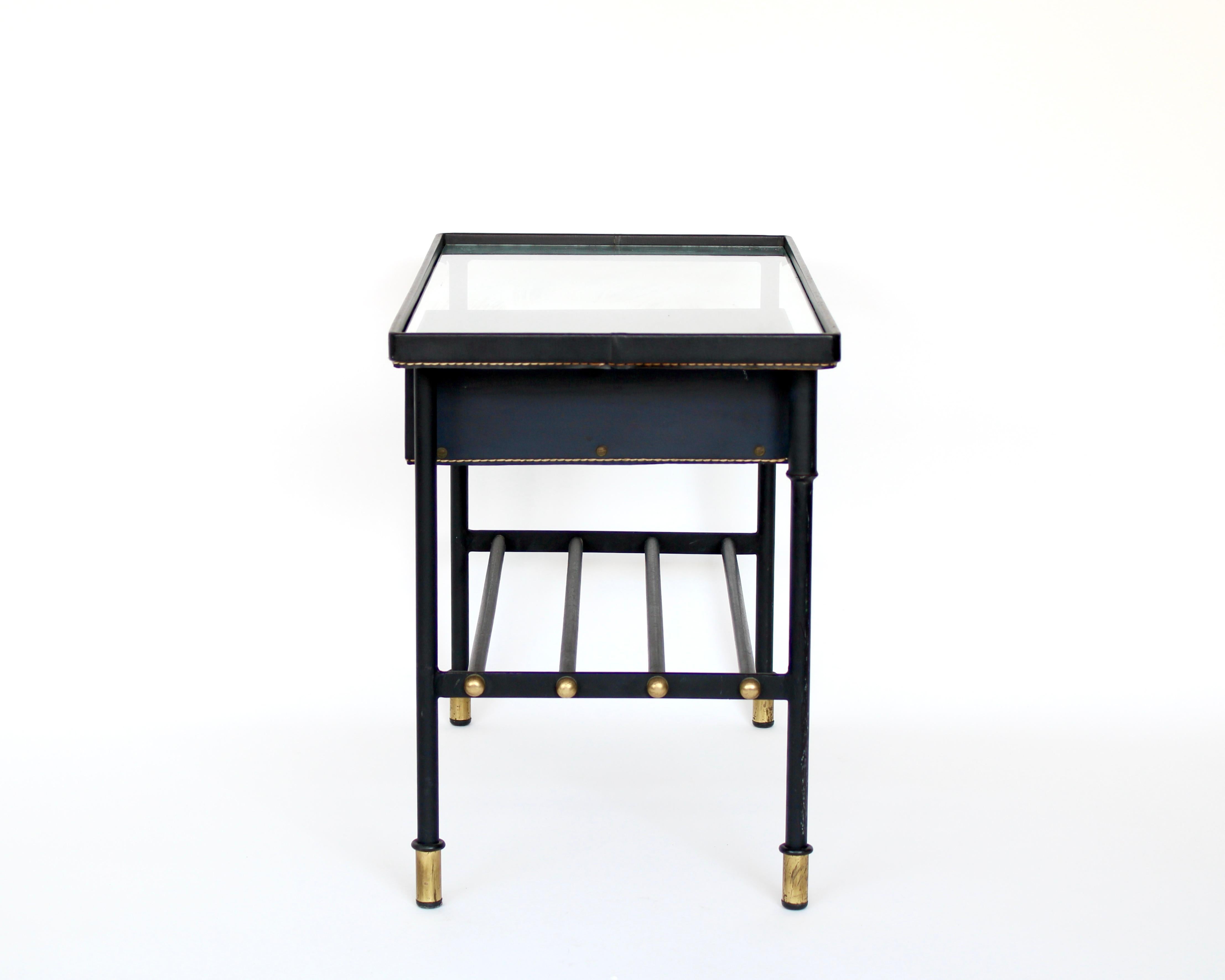 Jacques Adnet Mesa auxiliar o mesilla de noche de cuero negro y cristal Francia c1950 Latón en venta