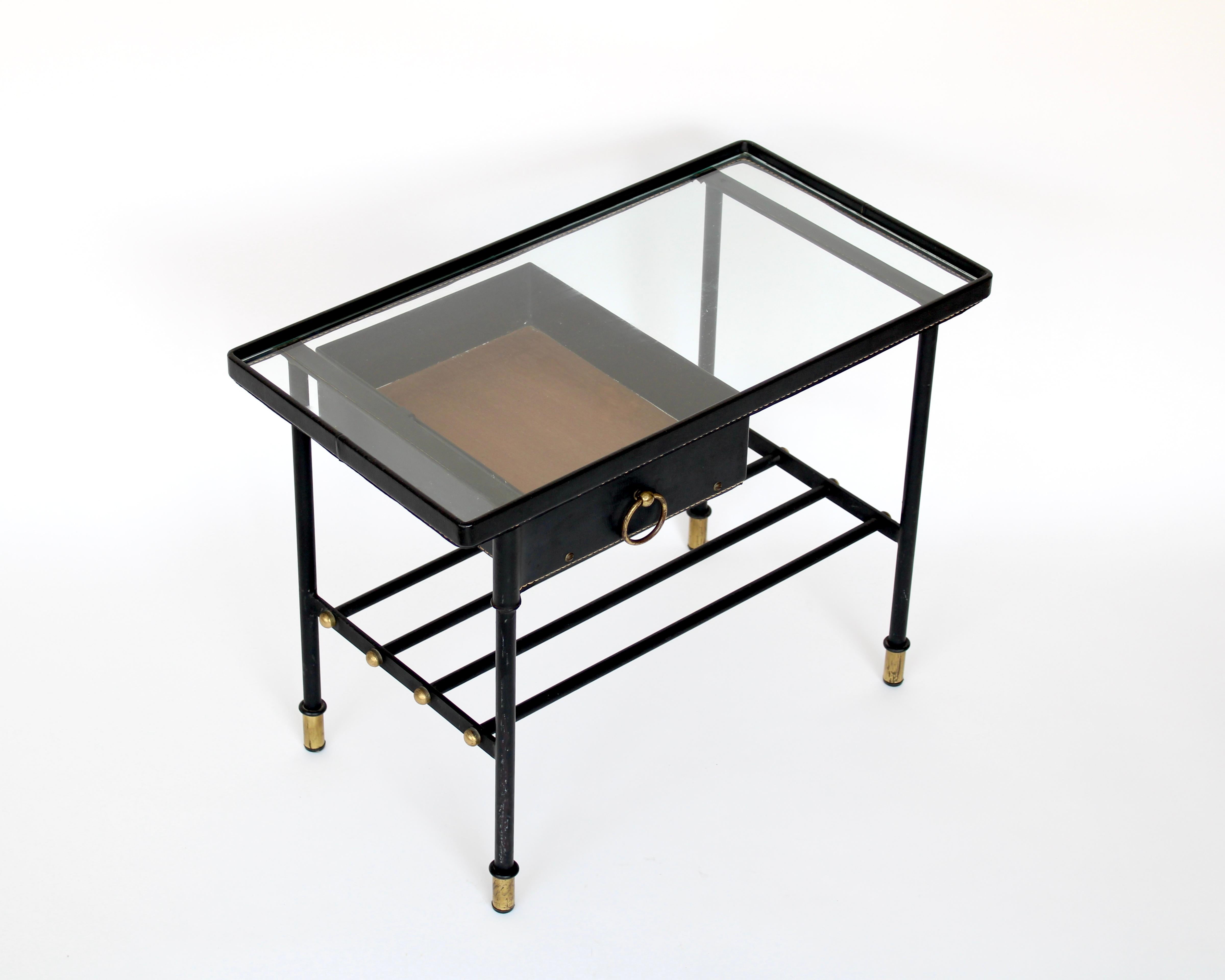 Jacques Adnet Mesa auxiliar o mesilla de noche de cuero negro y cristal Francia c1950 en venta 1