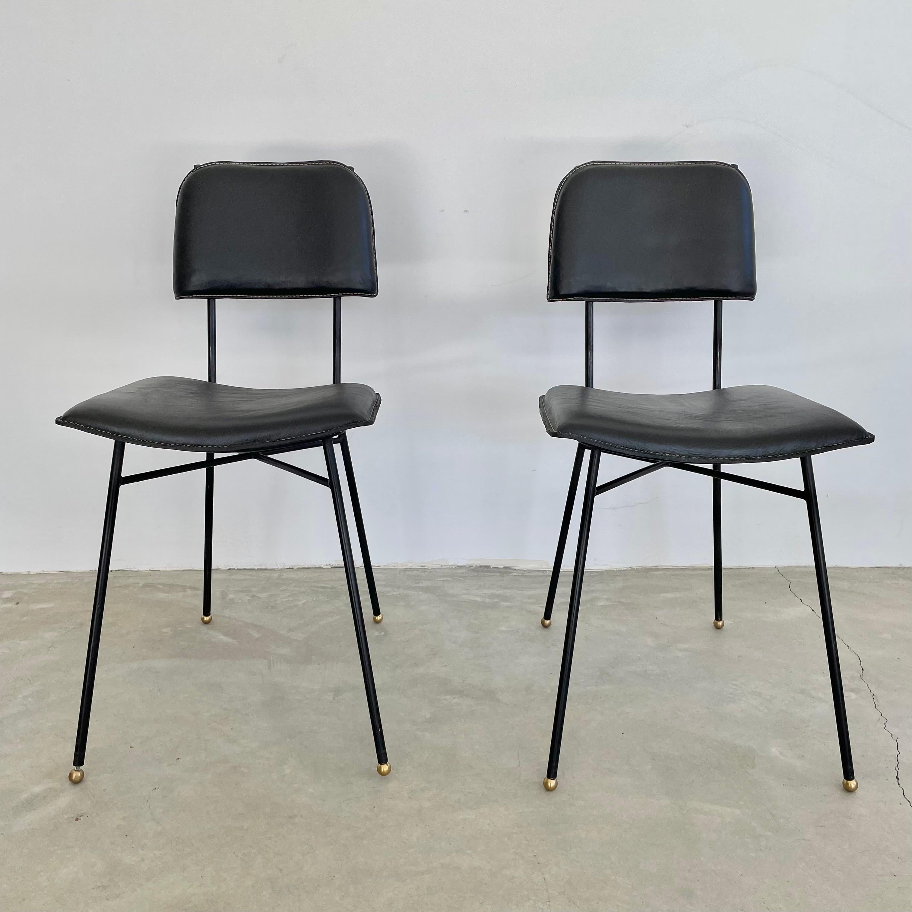 Eleganter Stuhl des französischen Designers Jacques Adnet. Eisengestell mit Sitz und Rückenlehne aus schwarzem Leder. Adnet-typische Kontrastnähte im gesamten Bereich. Kugelfüße aus Messing. Ausgezeichneter Zustand des Leders. Großartige