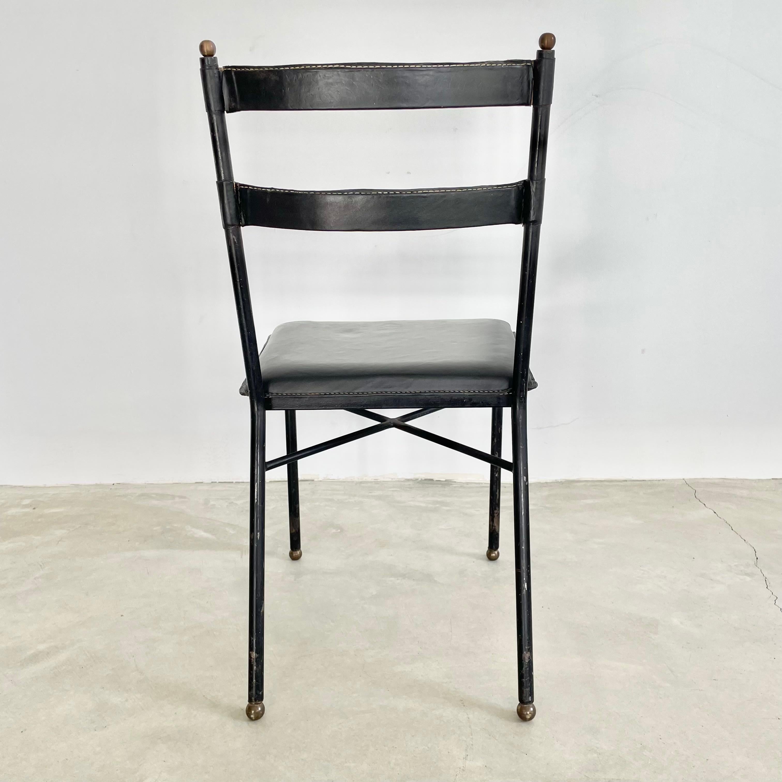Jacques Adnet, Stuhl aus schwarzem Leder, 1950er-Jahre, Frankreich (Messing) im Angebot