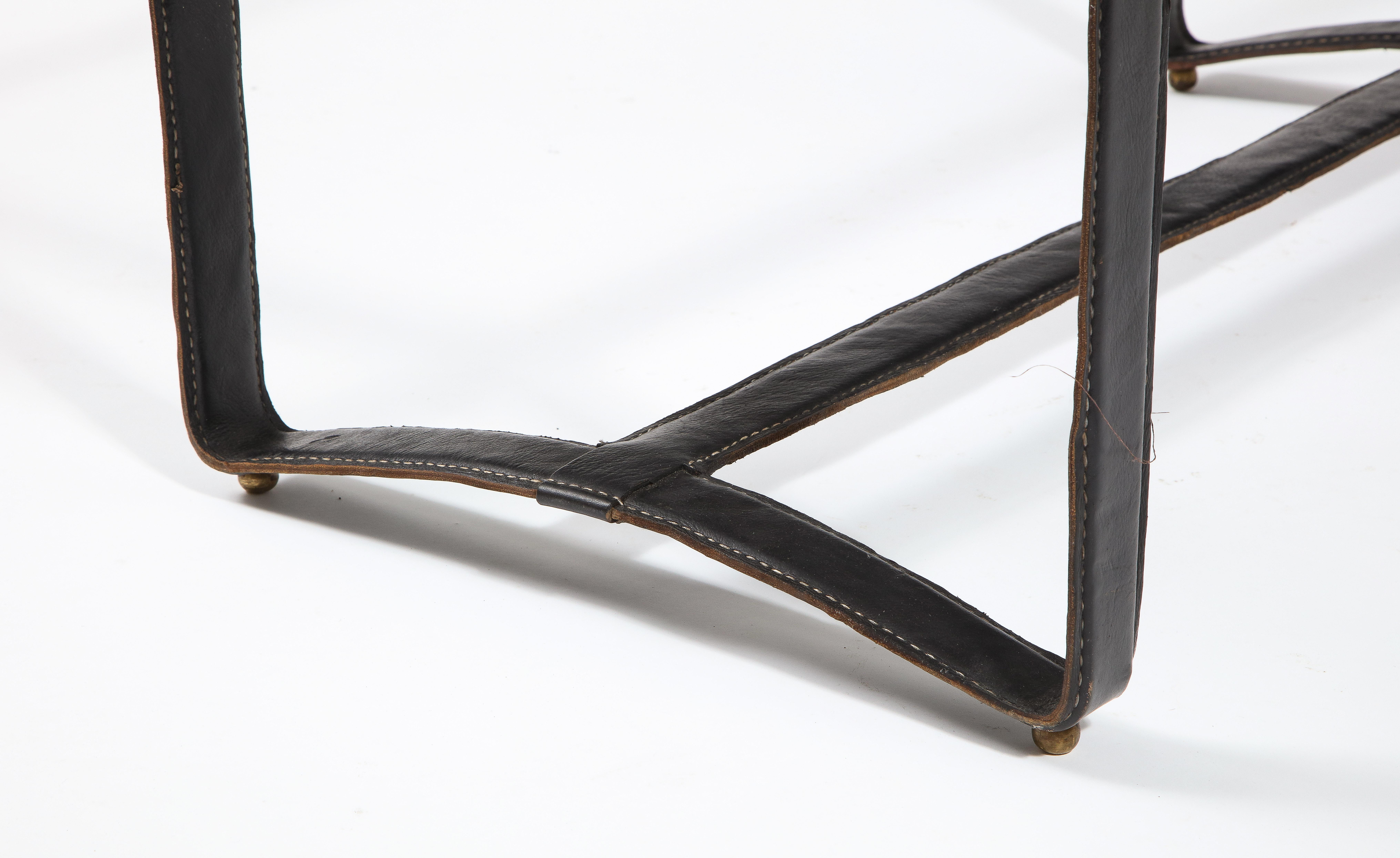 Table basse en cuir noir de Jacques Adnet, France, années 1950 en vente 4