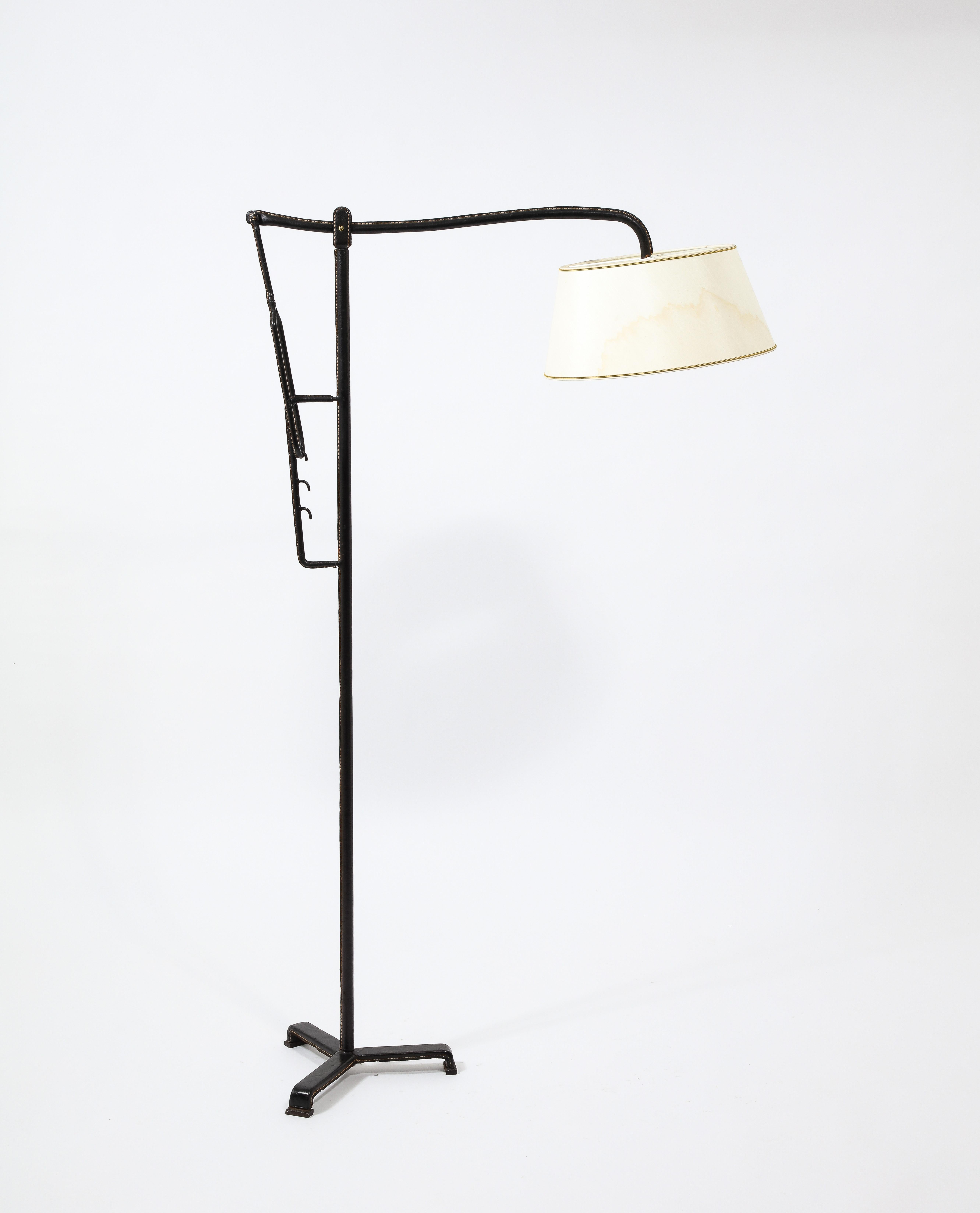 Jacques Adnet: Stehlampe aus schwarzem Leder, Frankreich, 1940er Jahre (Moderne der Mitte des Jahrhunderts) im Angebot