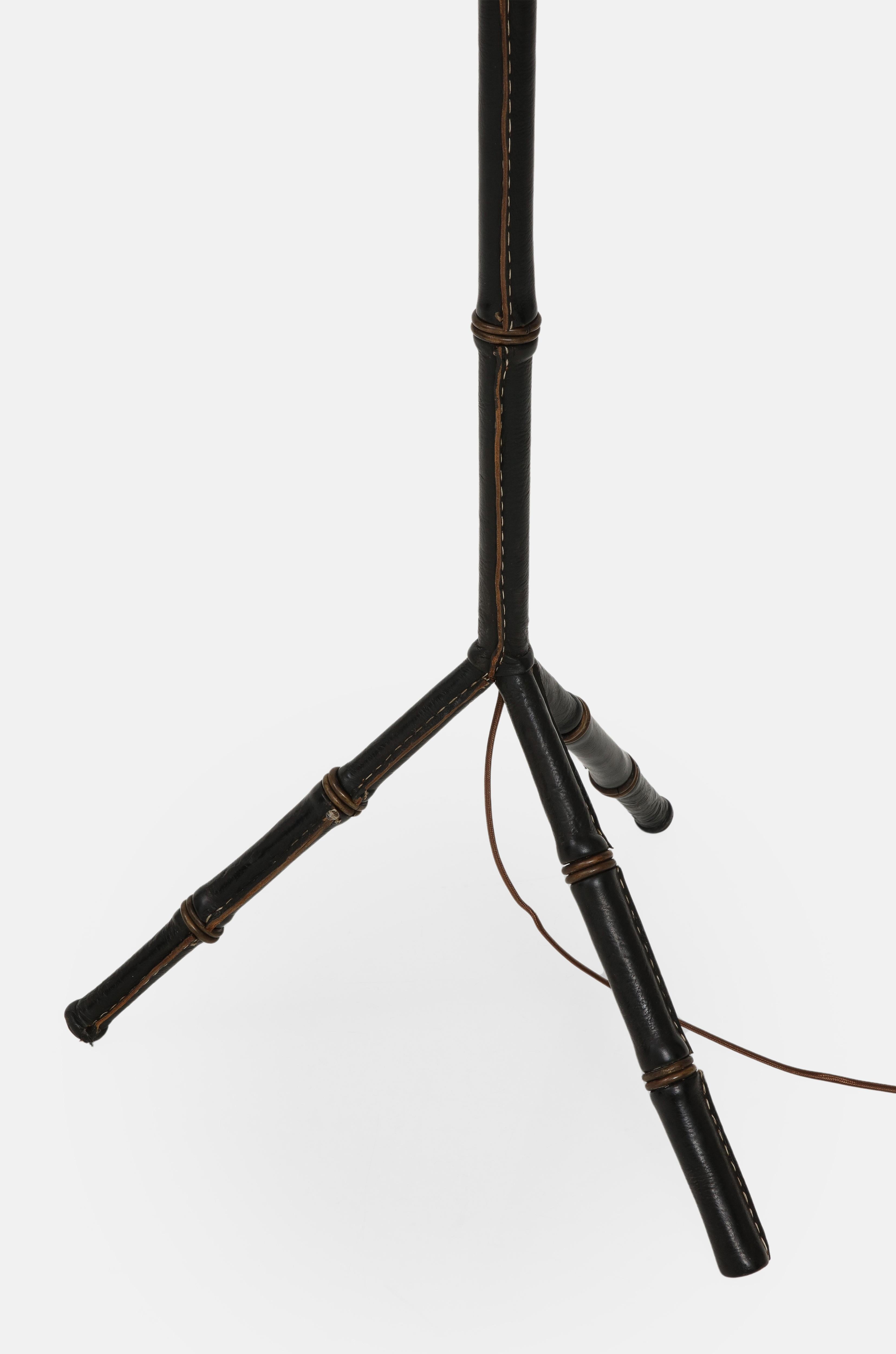 Jacques Adnet Schwarze Leder-Dreibein-Stehleuchte aus Kunstbambus, 1950er Jahre im Angebot 4