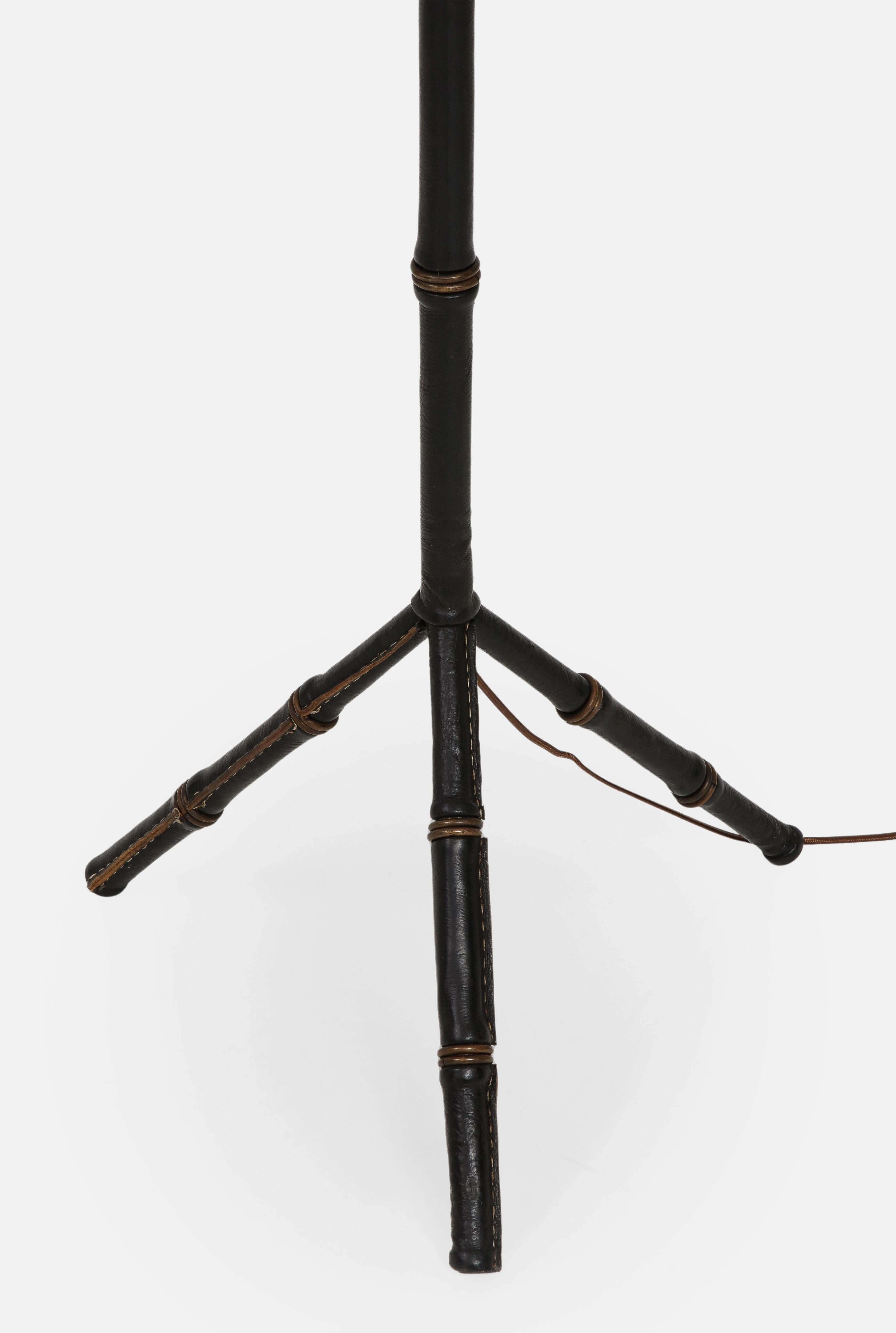 Jacques Adnet Schwarze Leder-Dreibein-Stehleuchte aus Kunstbambus, 1950er Jahre im Angebot 2