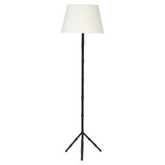 Lampadaire tripode en faux bambou et cuir noir de Jacques Adnet, années 1950