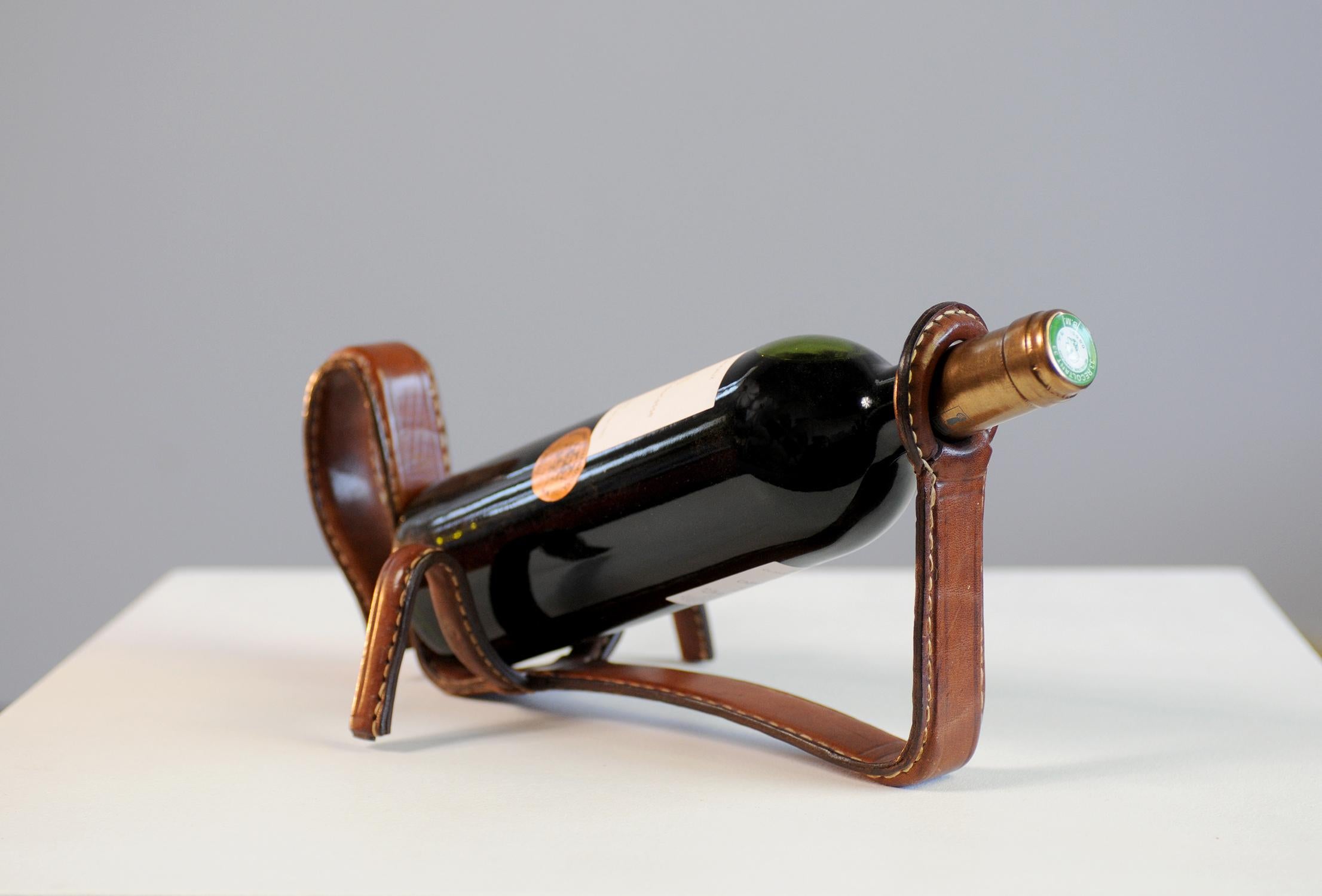 Jacques Adnet, bottle holder in metal covered with saddle-stitched fawn leather, Compagnie des Arts Français, France 1950.
Very good condition.