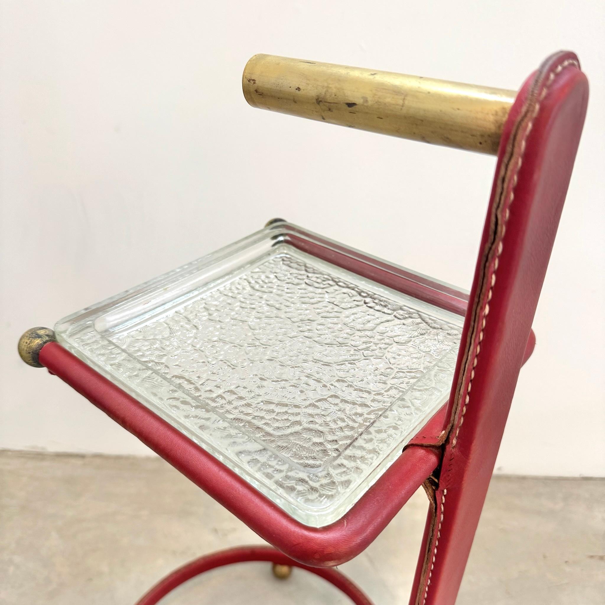 Jacques Adnet Brass and Leather Side Table / Catchall, 1950s France en venta 3