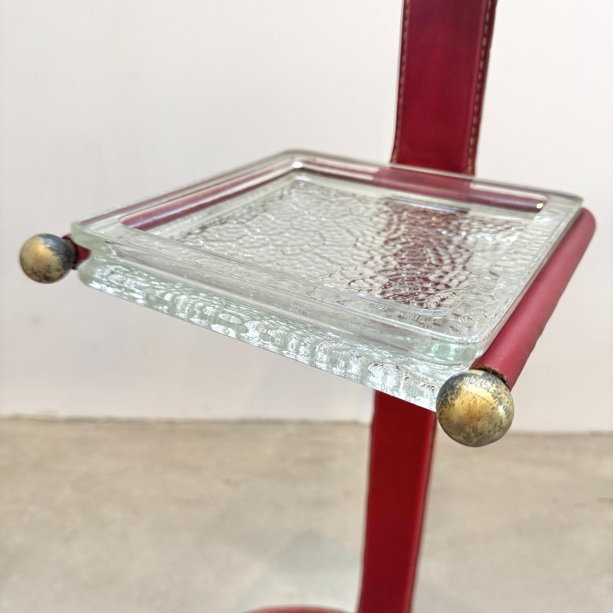 Jacques Adnet Brass and Leather Side Table / Catchall, 1950s France en venta 4
