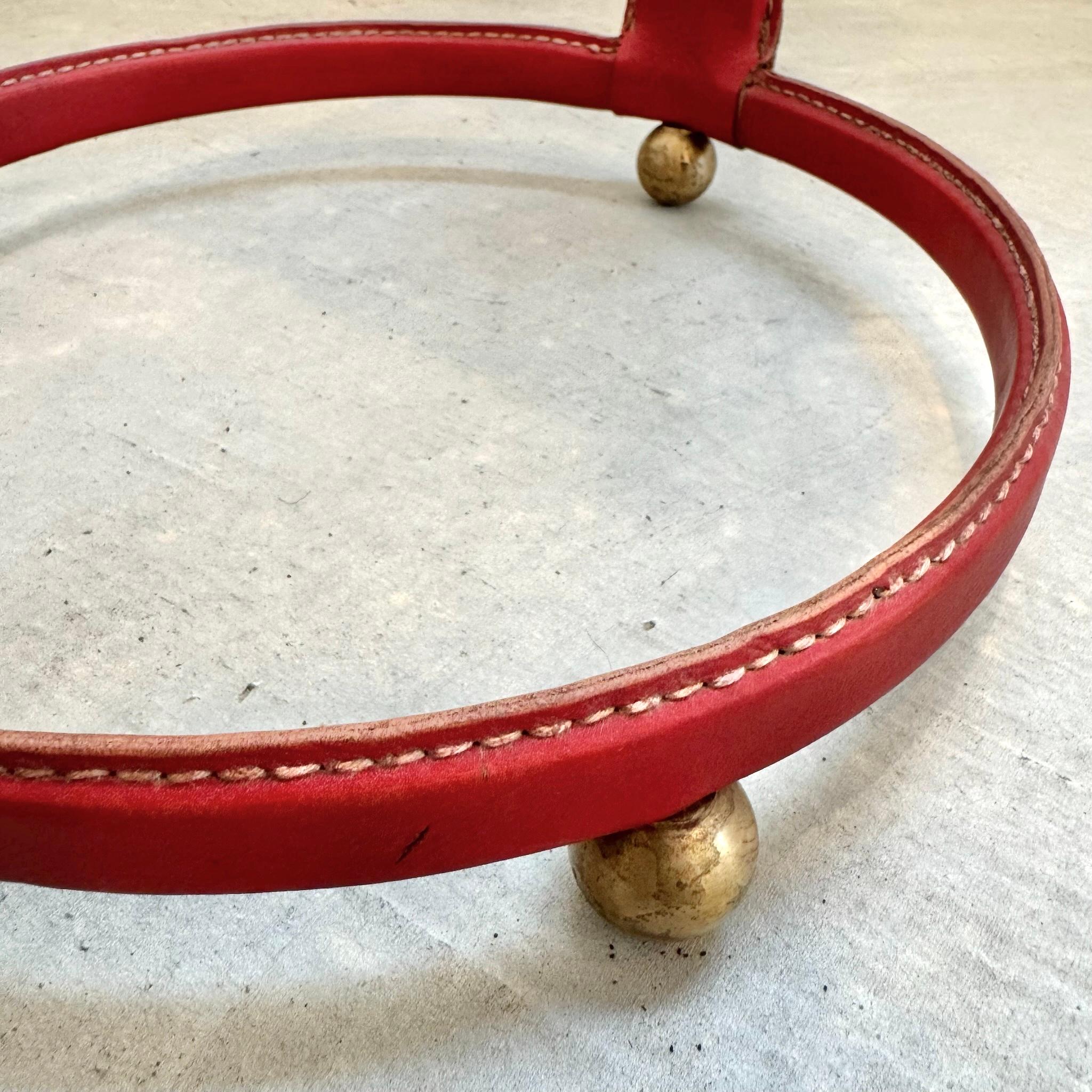Jacques Adnet Brass and Leather Side Table / Catchall, 1950s France en venta 5