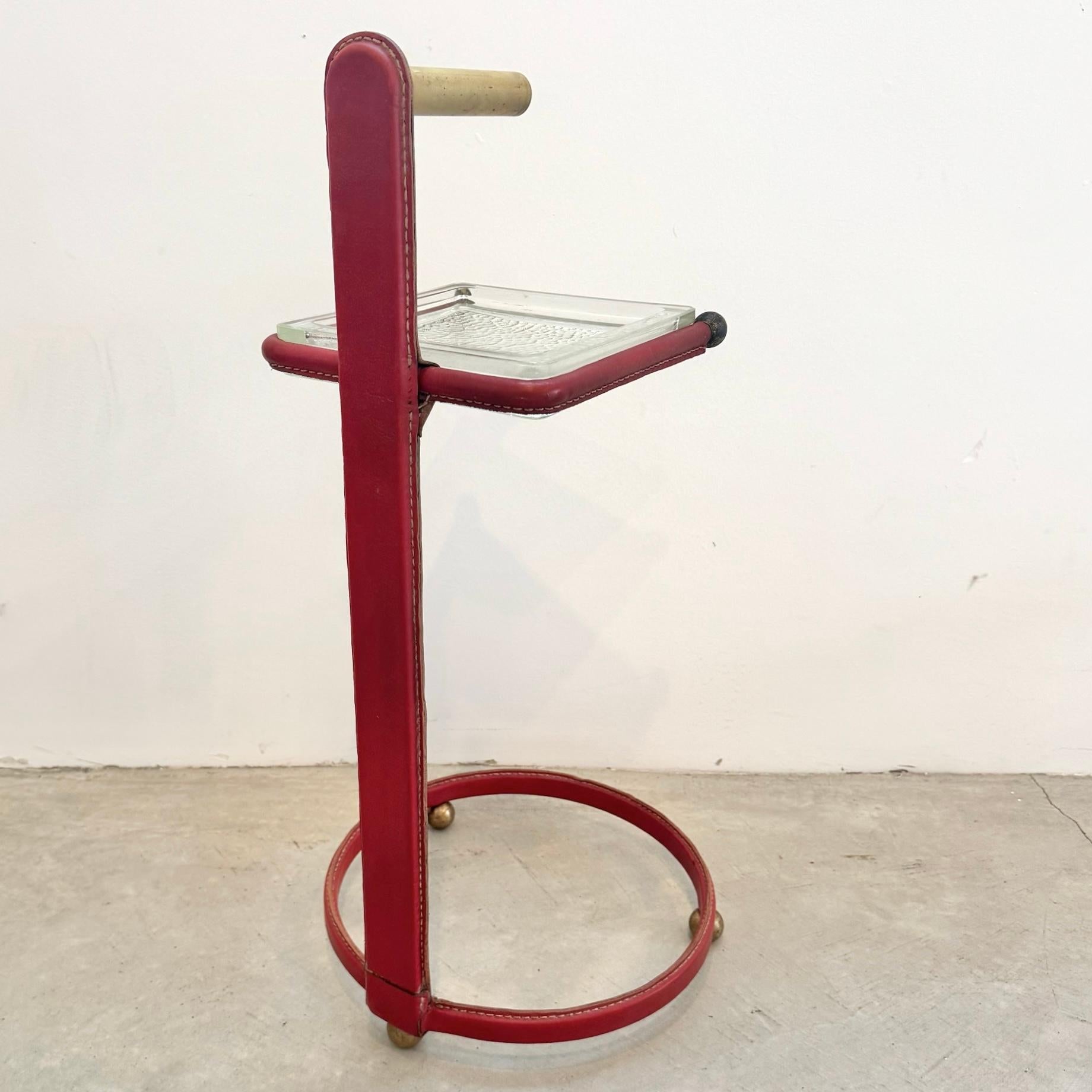 Jacques Adnet Brass and Leather Side Table / Catchall, 1950s France Art Decó en venta