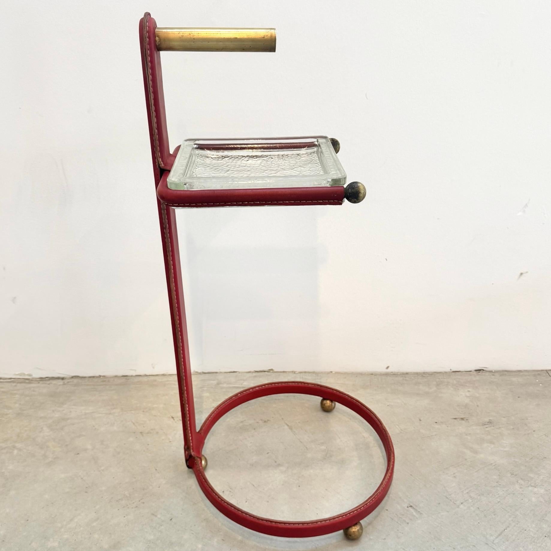 Jacques Adnet Brass and Leather Side Table / Catchall, 1950s France en Bueno estado para la venta en Los Angeles, CA