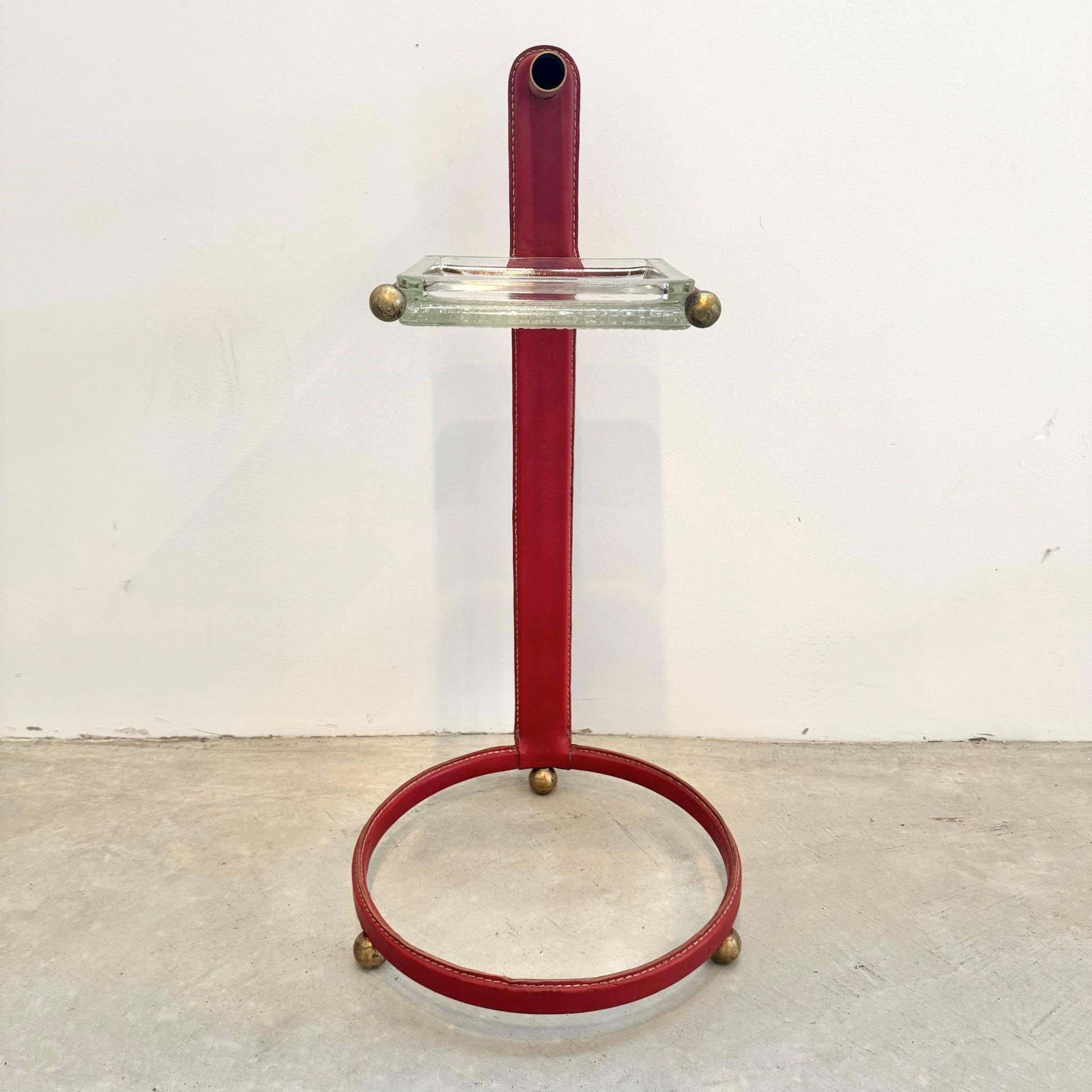 Jacques Adnet Brass and Leather Side Table / Catchall, 1950s France mediados del siglo XX en venta