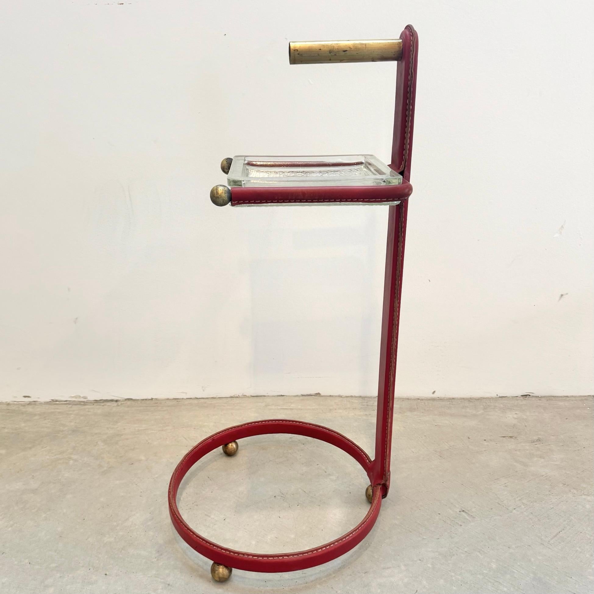 Jacques Adnet Brass and Leather Side Table / Catchall, 1950s France en venta 1