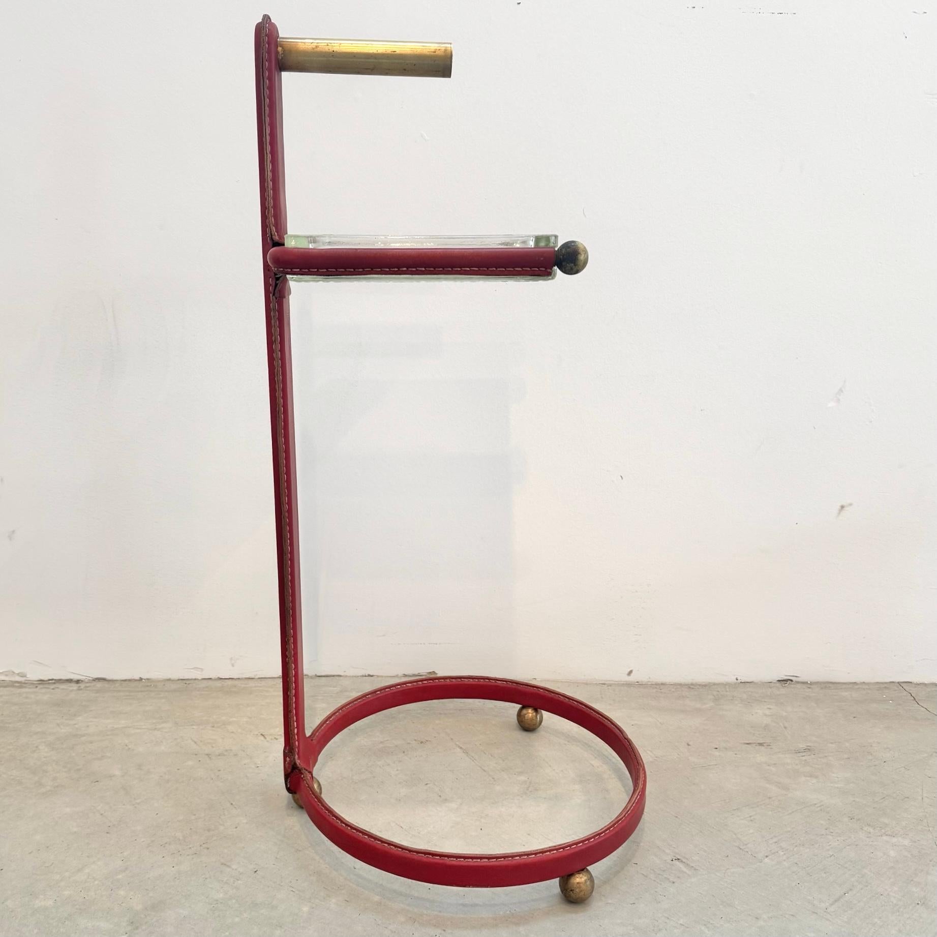Jacques Adnet Brass and Leather Side Table / Catchall, 1950s France en venta 2