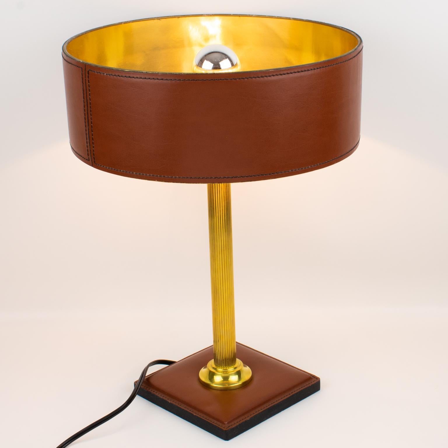 Français Jacques Adnet Lampe à poser en cuir marron cousu main en vente