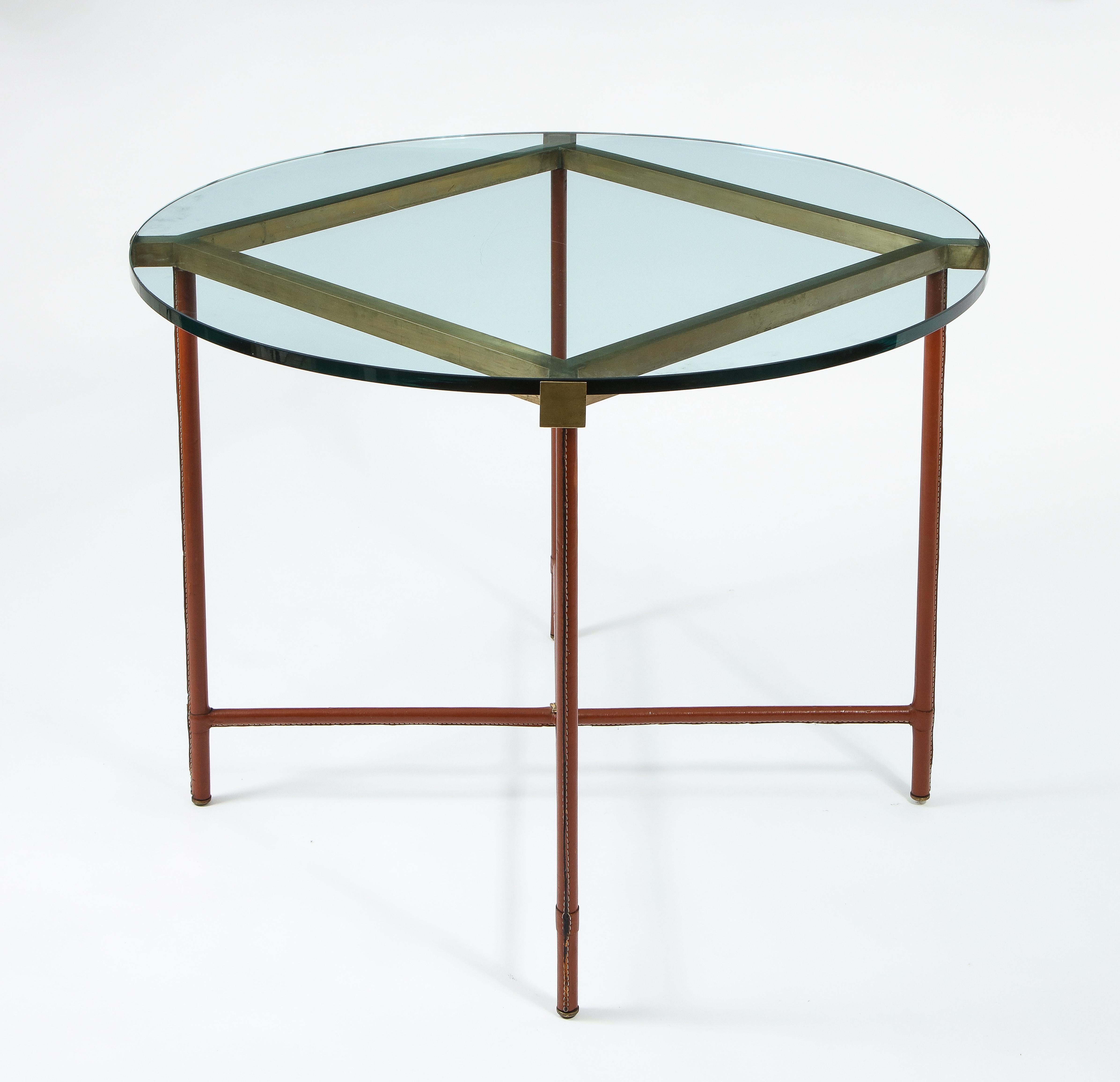 Bronze Jacques Adnet Center Table en cuir Stitch, bronze et verre, France, années 1950 en vente