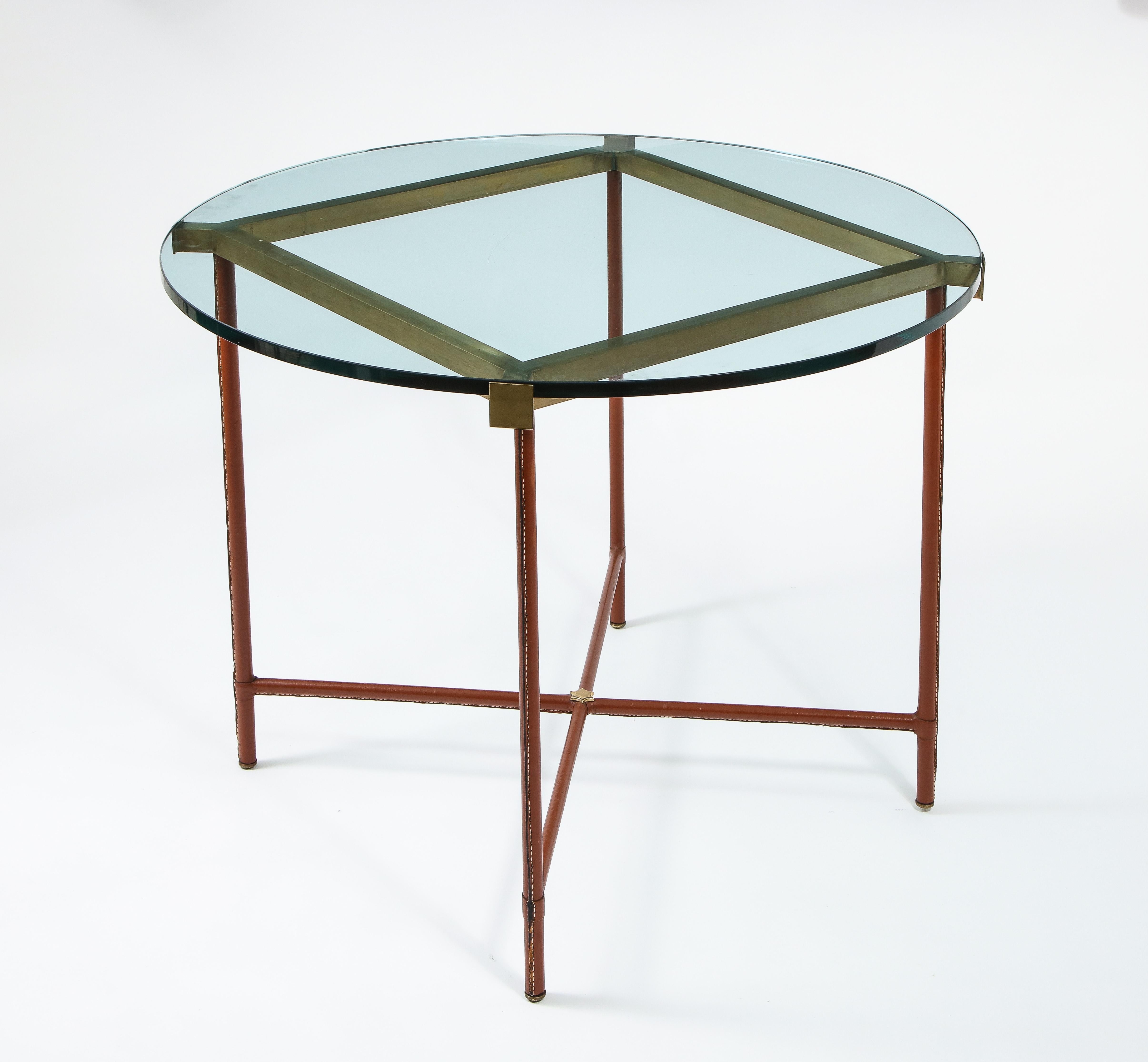 Jacques Adnet Center Table en cuir Stitch, bronze et verre, France, années 1950 en vente 1
