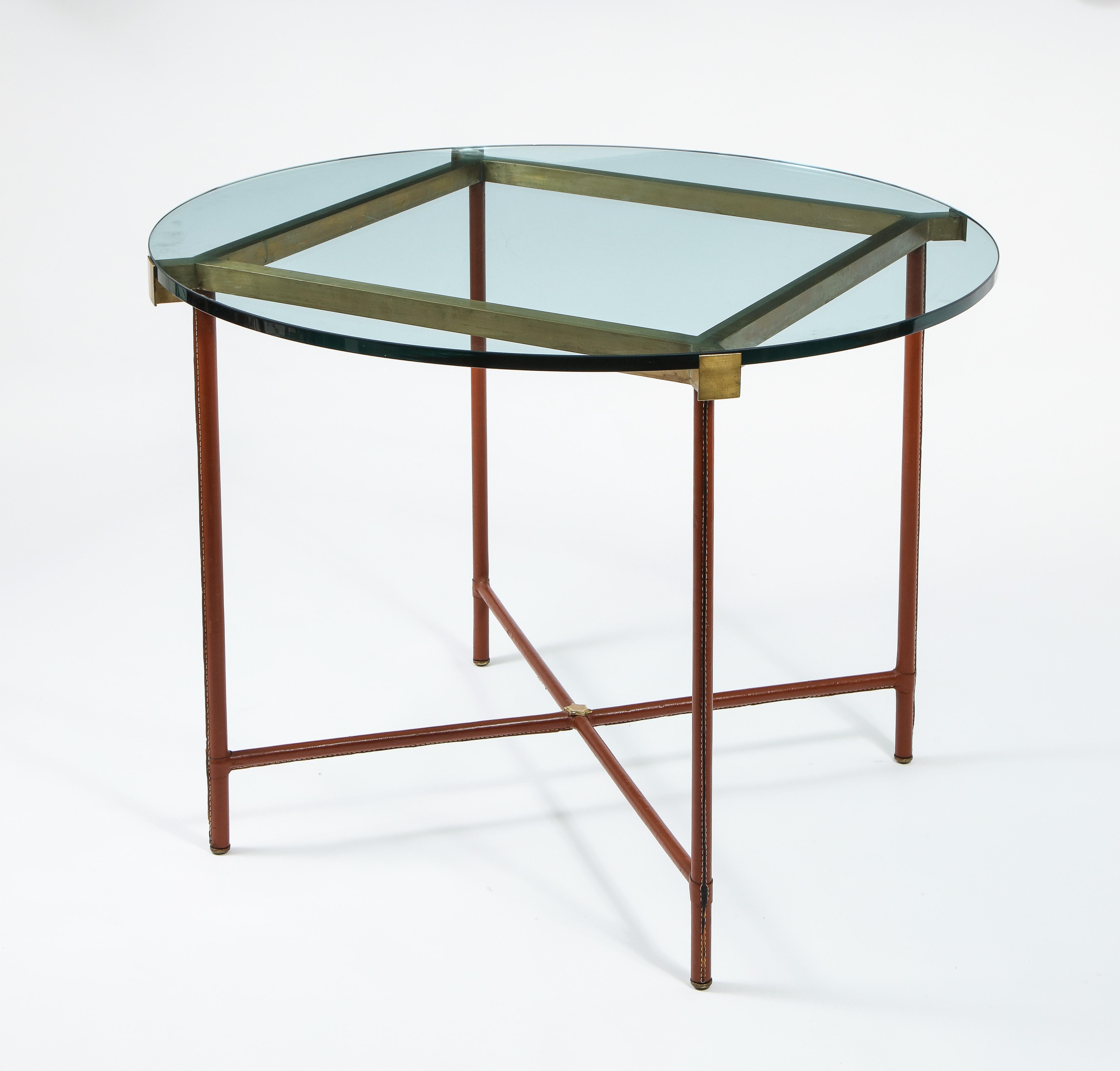 Jacques Adnet Center Table en cuir Stitch, bronze et verre, France, années 1950 en vente 2