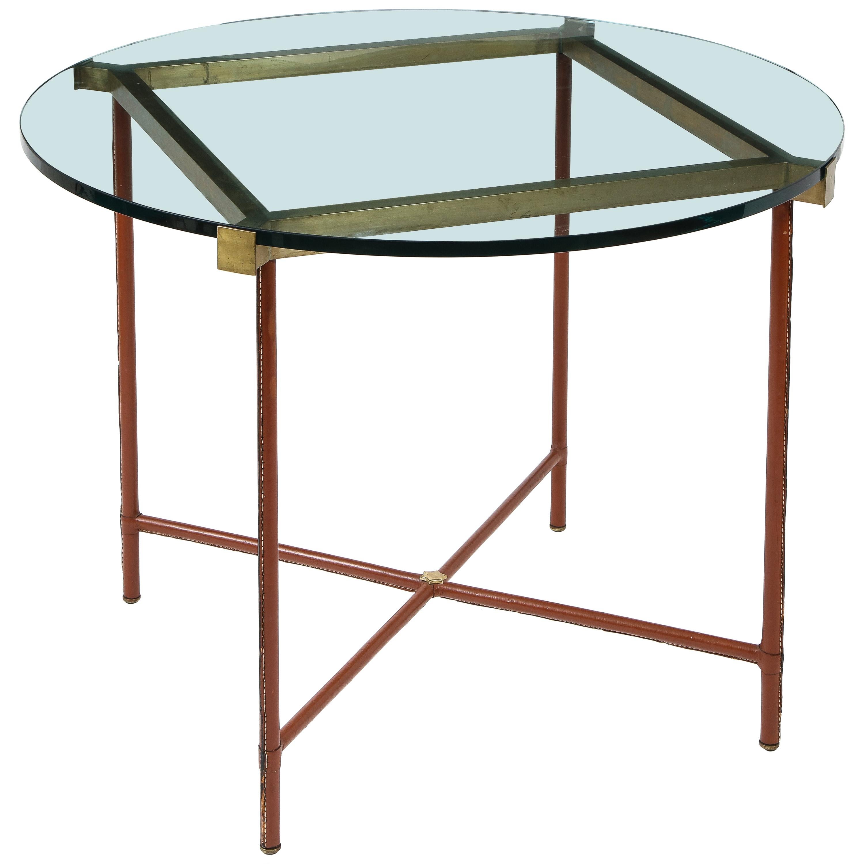 Jacques Adnet Center Table en cuir Stitch, bronze et verre, France, années 1950 en vente