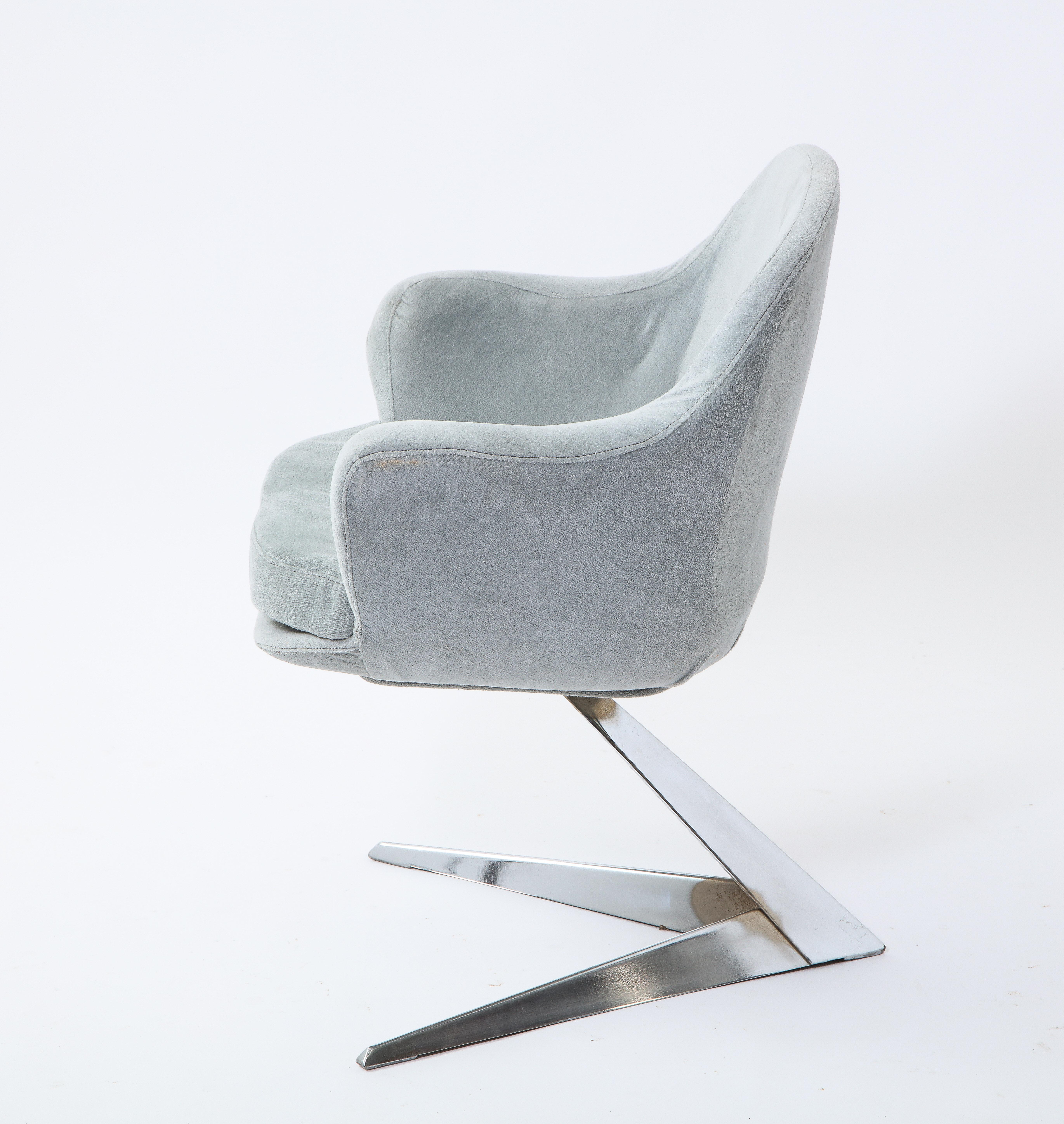 Chaises rares pour le salon d'Air France par Jacques Adnet. Les pieds peuvent être fixés vers l'avant ou vers l'arrière. Tapisserie d'origine. Vendu par paire, deux paires disponibles. 